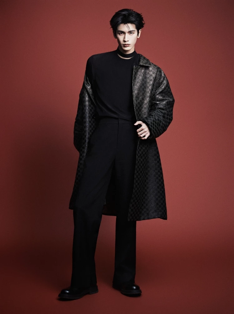 Gucci 於 2024 年 正式宣布演員張凌赫出任品牌大使，進一步拓展雙方在時尚領域的合作版圖。張凌赫憑藉《雲之羽》、《蒼蘭訣》等多部話題作品迅速累積高人氣，以鮮明的個人魅力與穩定的演出表現備受關注。曾於倫敦舉行的 Gucci 2025 早春時裝秀，也期待未來能在米蘭時裝週上見到他！