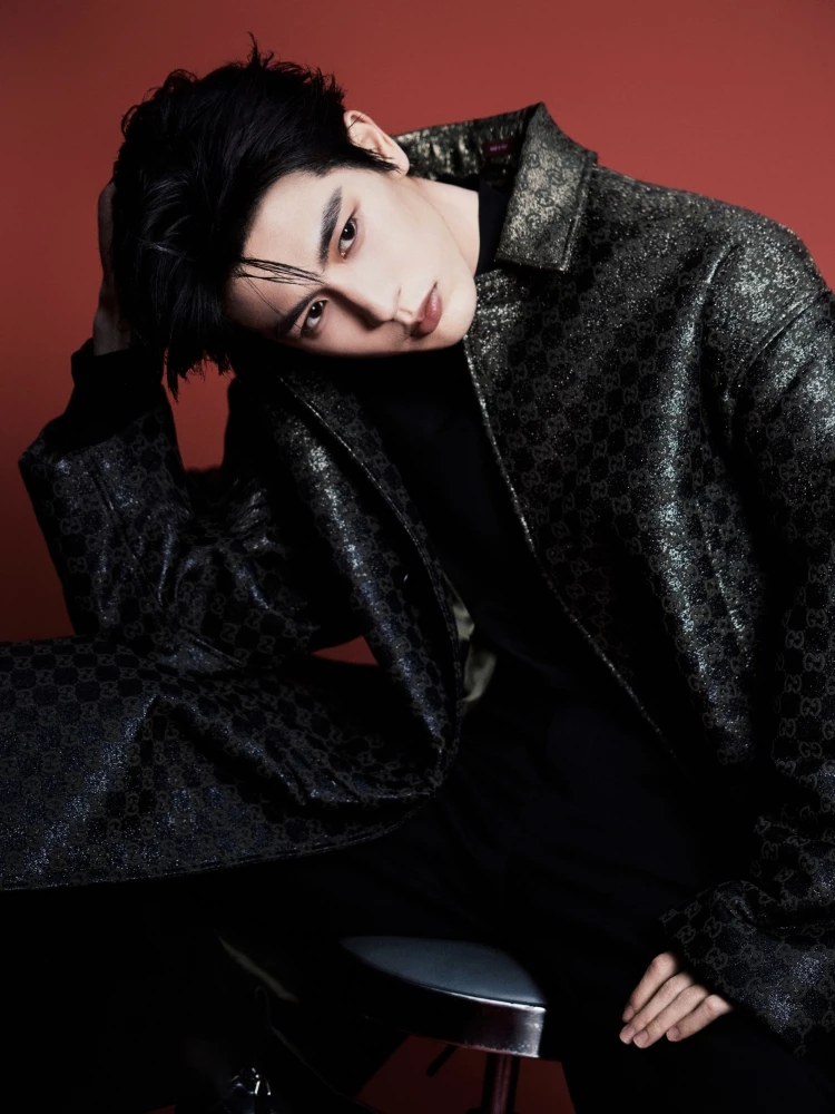 Gucci 於 2024 年 正式宣布演員張凌赫出任品牌大使，進一步拓展雙方在時尚領域的合作版圖。張凌赫憑藉《雲之羽》、《蒼蘭訣》等多部話題作品迅速累積高人氣，以鮮明的個人魅力與穩定的演出表現備受關注。曾於倫敦舉行的 Gucci 2025 早春時裝秀，也期待未來能在米蘭時裝週上見到他！