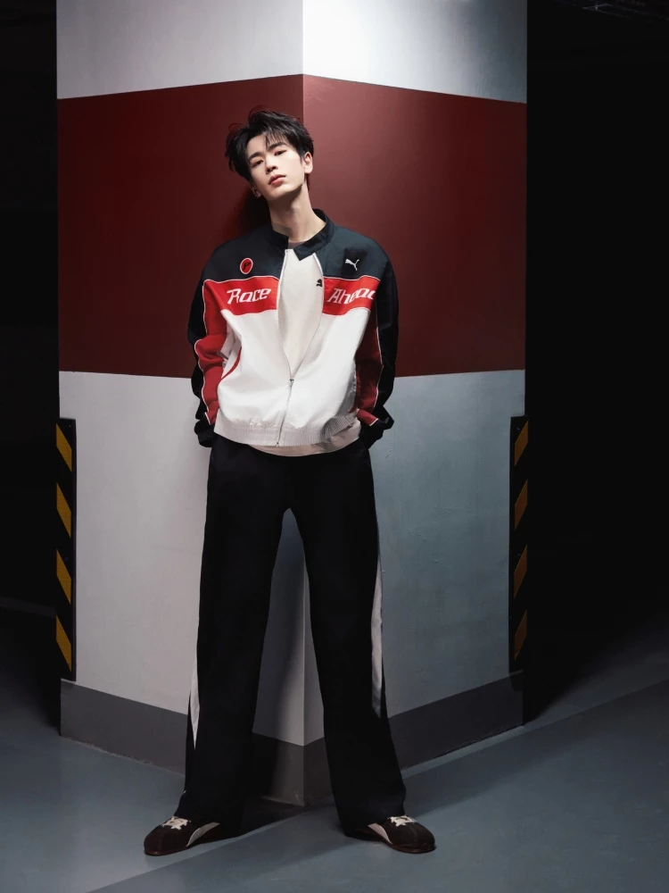 於三月初，Puma正式宣布張凌赫出任全新代言人，與BLACKPINK Rosé成為一家親。於最新曝光的形象大片中，張凌赫走進Puma 品牌檔案室，在回望經典的同時，也演繹當代男星獨有的率性魅力。當他手持 H-Street OG 隨型鞋 入鏡，這雙曾在田徑場上留下傳奇印記的鞋款，也正式從運動跑道回歸街頭視野。