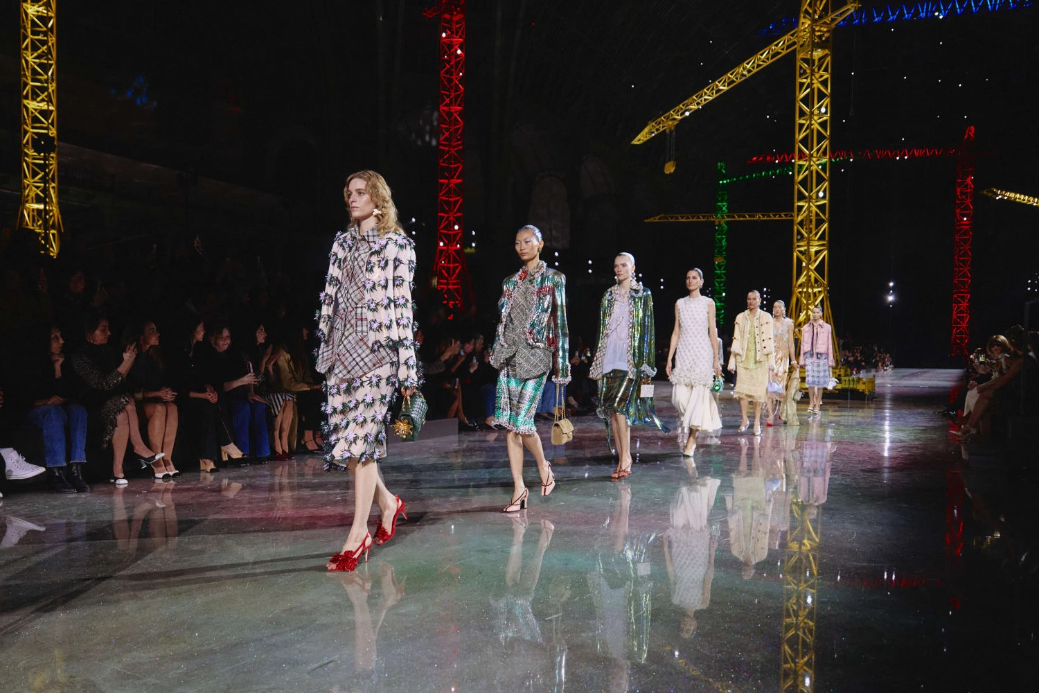 Chanel本季以5,570萬美元EMV收尾,年增73%,若從成長幅度與市場評價來看,無疑是本季巴黎時裝週最成功的品牌之一。Matthieu Blazy上任後的首個秋冬系列,並沒有急著推翻Chanel經典,而是從品牌最熟悉的斜紋軟呢、低腰輪廓、工裝靈感與異材質混搭下手,重新賦予這些元素更輕盈、更自由、也更符合當代生活節奏的樣子。不只大秀本身獲得壓倒性好評,再加上Jennie、高允貞等話題明星現身前排,進一步放大社群聲量,也讓Chanel這場秀成為本季最具評論熱度的大秀。