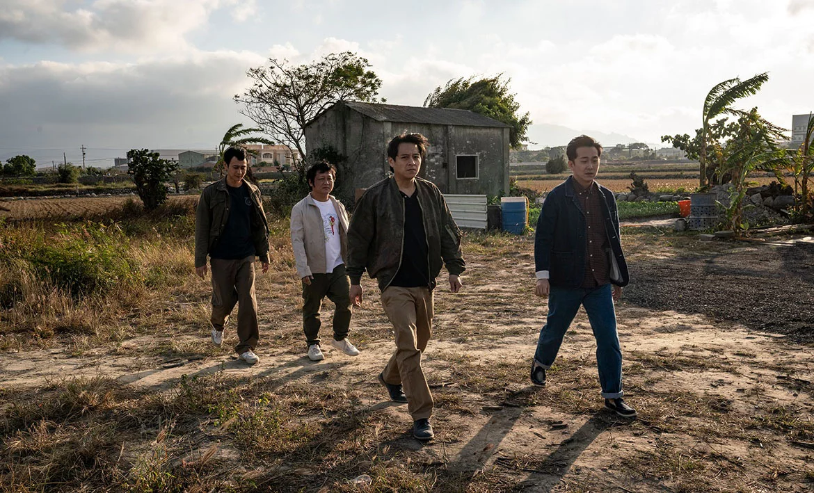 在 2020 年一舉獲得金馬獎九項入圍肯定的《同學麥娜絲》，由鄭人碩、劉冠廷、納豆、施名帥主演，故事以四位中年男子的友情為主線，描寫理想與現實落差帶來的迷惘與挫折，電影以黑色幽默方式處理沉重人生議題，讓觀眾在笑聲中感受到生活的荒謬與無奈。