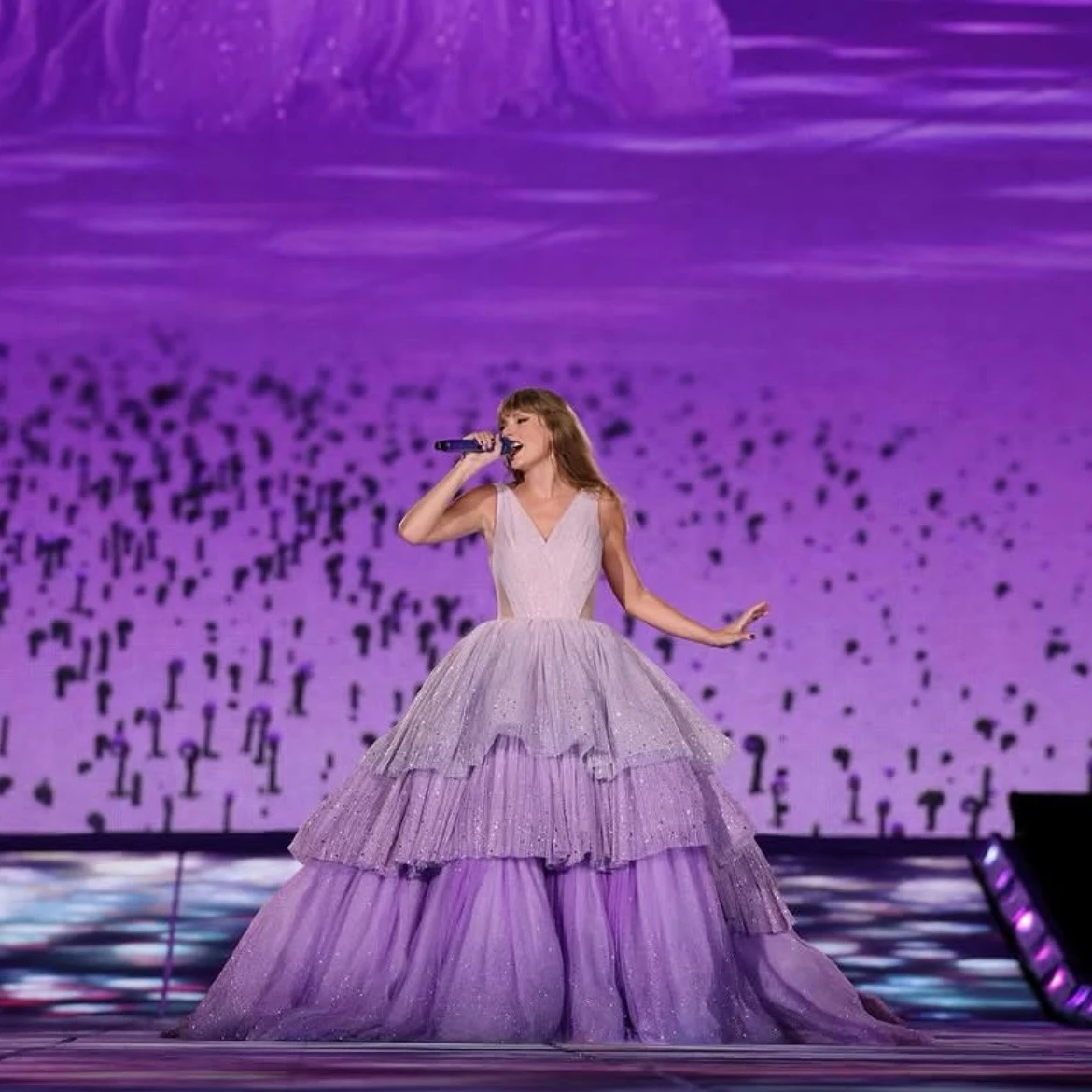 2006 年以鄉村歌手出道的泰勒絲(Taylor Swift),靠著高超的唱作能力與個人魅力,一步步成為樂壇頂級天后,至今已累計超過兩億張唱片銷量,並獲得 14 座葛萊美獎項肯定,並成為史上第一位四度拿下「年度專輯」的藝人。