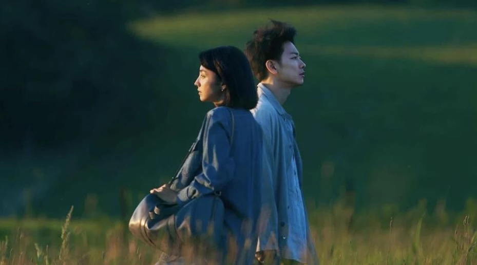滿島光是日本少數從偶像團體出身、卻成功轉型為實力派一線女演員的代表。她 1997 年以沖繩唱跳團體 Folder 成員身分出道,同年也演出電影《摩斯拉2 海底大決戰》,之後隨團體活動轉為 Folder5,再逐步把重心移到表演工作。真正讓她演技受到業界高度注意的,是 2009 年園子溫執導的電影《愛的曝光》讓她關注度瞬間飆升,此後她又靠《惡人》、《Woman》、《四重奏》…等作品持續累積口碑,更被日本媒體封為「百年一見的天才女演員」。