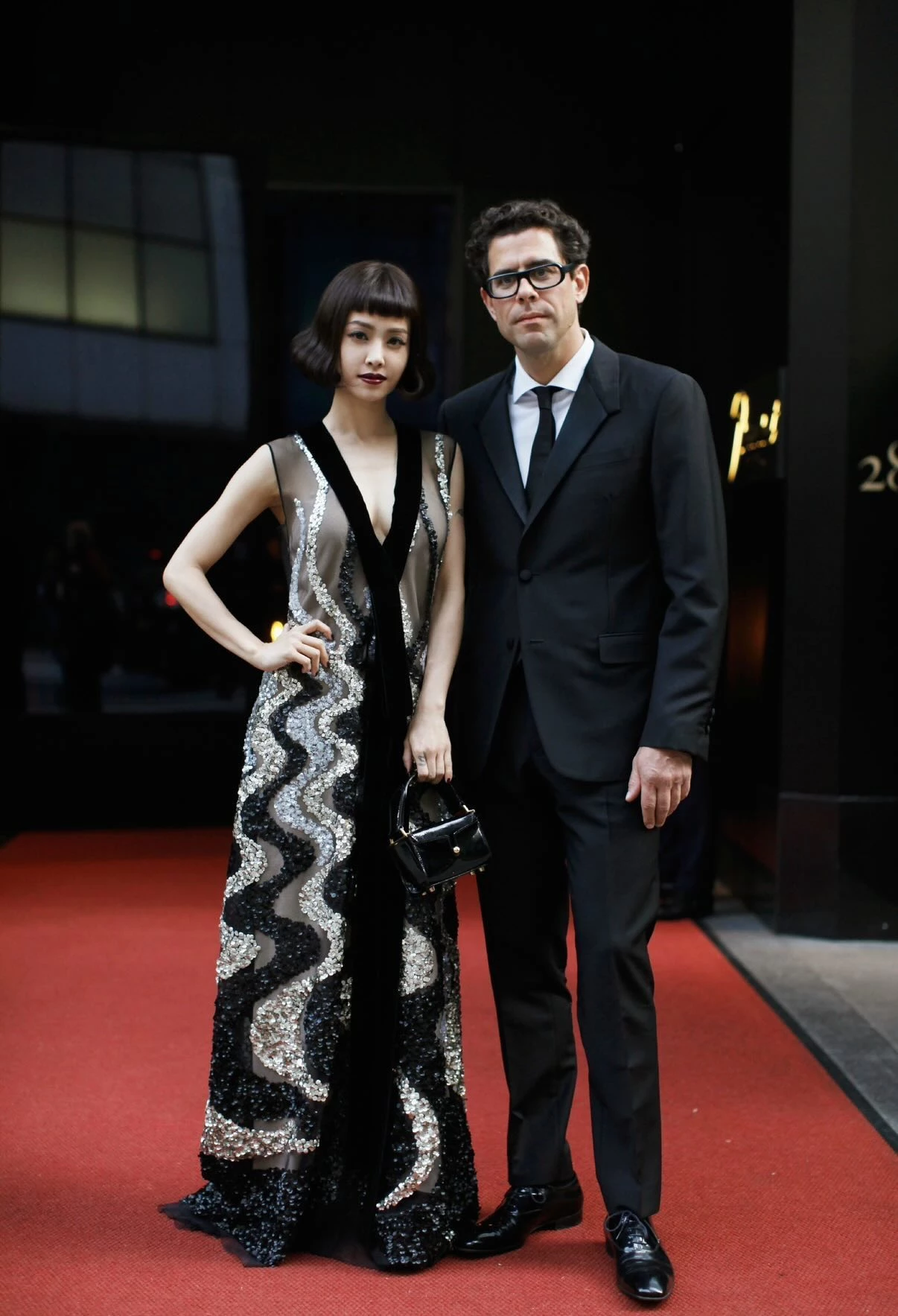 每年 5 月的第一個星期一晚上登場的 Met Gala(大都會藝術博物館慈善晚宴),不只同時聚集電影、時尚、音樂、電視、體育和社交媒體等各個領域的佼佼者,更被譽為是「時尚界的奧斯卡」,而蔡依林正是第一位受邀出席 Met Gala 的台灣藝人,2016 年她穿著 Marc Jacobs 為她訂製的禮服登上紅毯。