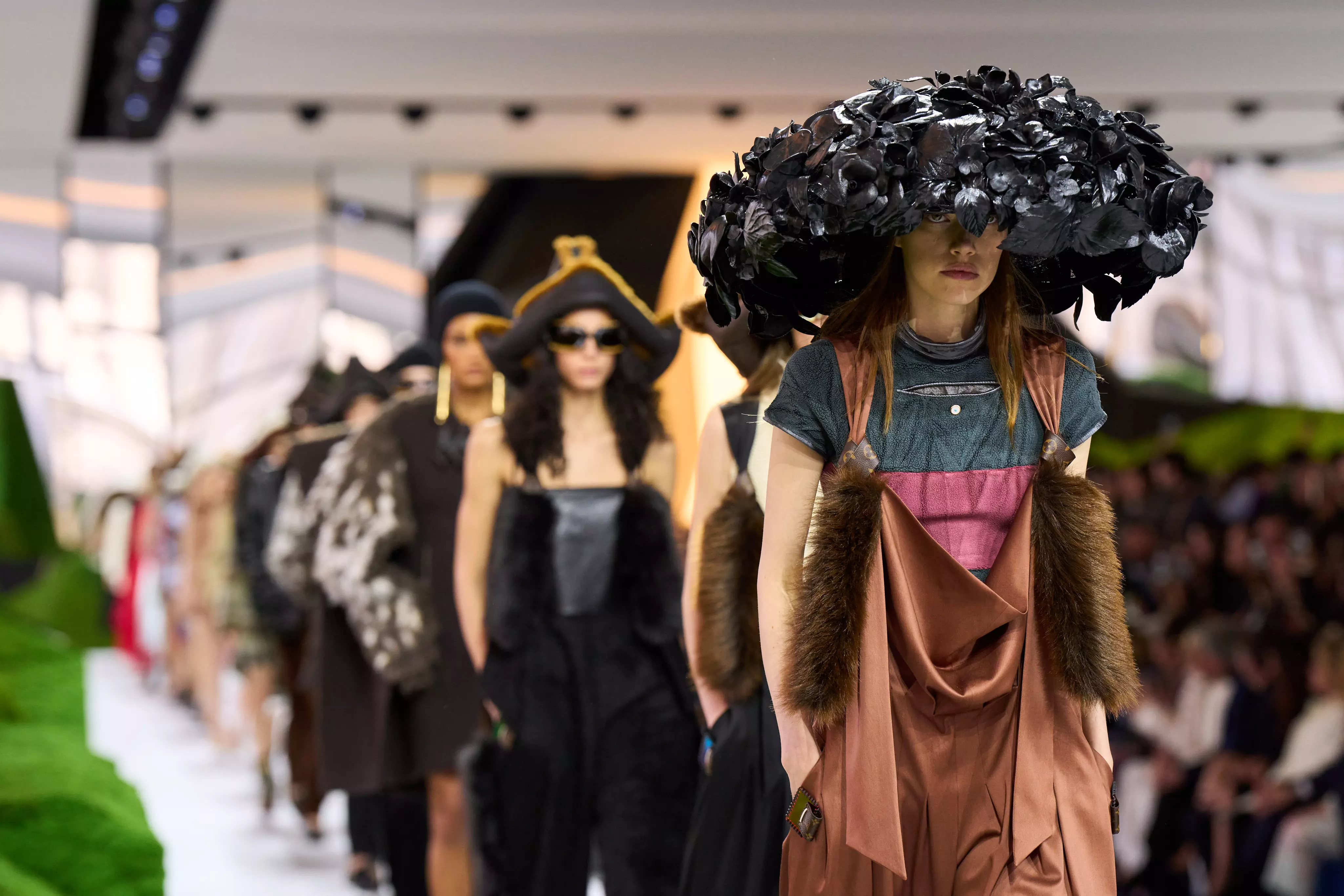 《紐約時報》時尚總監 Vanessa Friedman 在秀評中形容，伸展台上的模特兒像是一群穿越未知地景的「遊牧旅人」但帶點奢華氣息，因此系列裡同時可以看到民俗元素、旅行裝備般的功能感，以及帶點科幻氣息的未來想像。