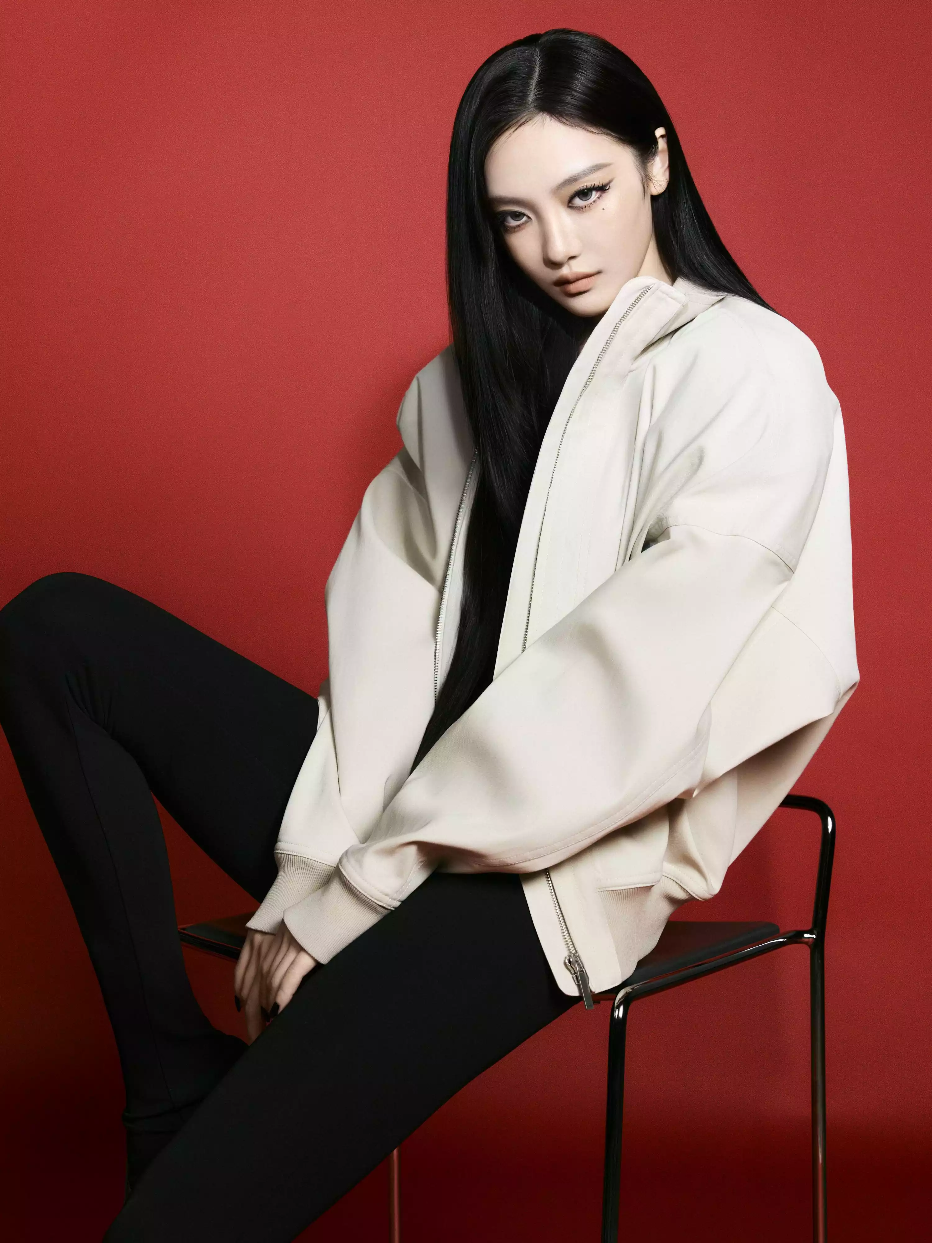 aespa寧寧成Gucci最新品牌大使!既上一回在Demna首場古馳大秀上以「個性美」的造型亮相,從伸展台到演唱會舞台,寧藝卓的鮮明個人風格受到矚目,為品牌新世代溝通再添一位具備國際聲量的 K-pop 面孔。