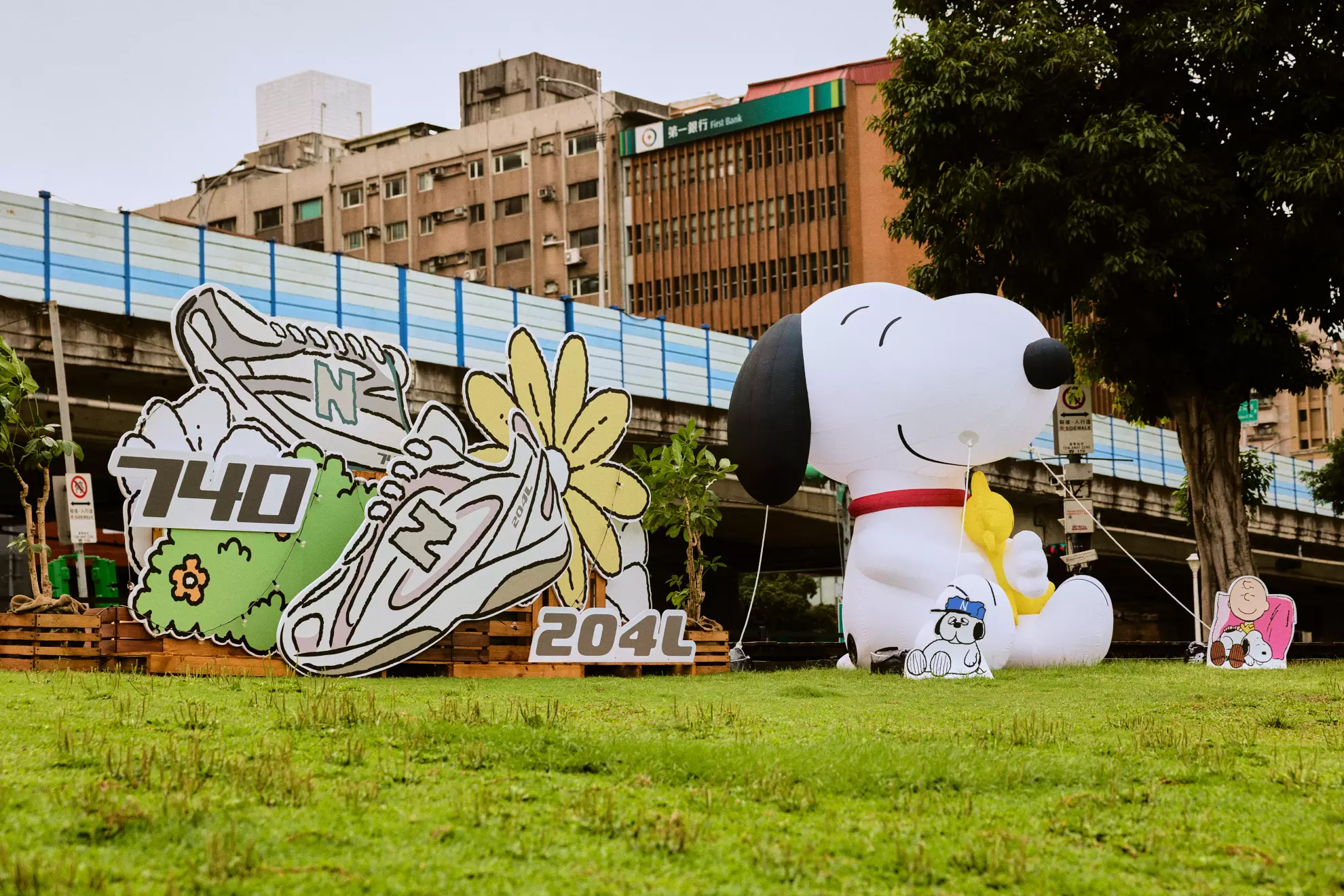 漫步其中可與巨型 SNOOPY 裝置驚喜相遇，熟悉的 NB BOY 氣偶也持續陪伴不缺席，各個角落更藏有 SNOOPY 的身影。