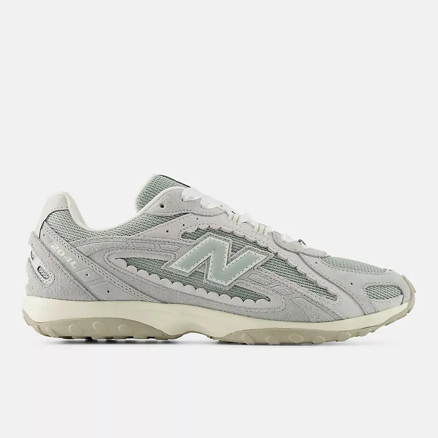 薄底鞋風潮還在延燒，204L就是NB給出的全新答案！這雙以2000年代跑鞋為靈感，融合70年代纖細鞋型比例，整體輪廓更修長、俐落，上腳自然有拉長腿部比例的效果，對小個子特別友善。（價格：NTD3,680）