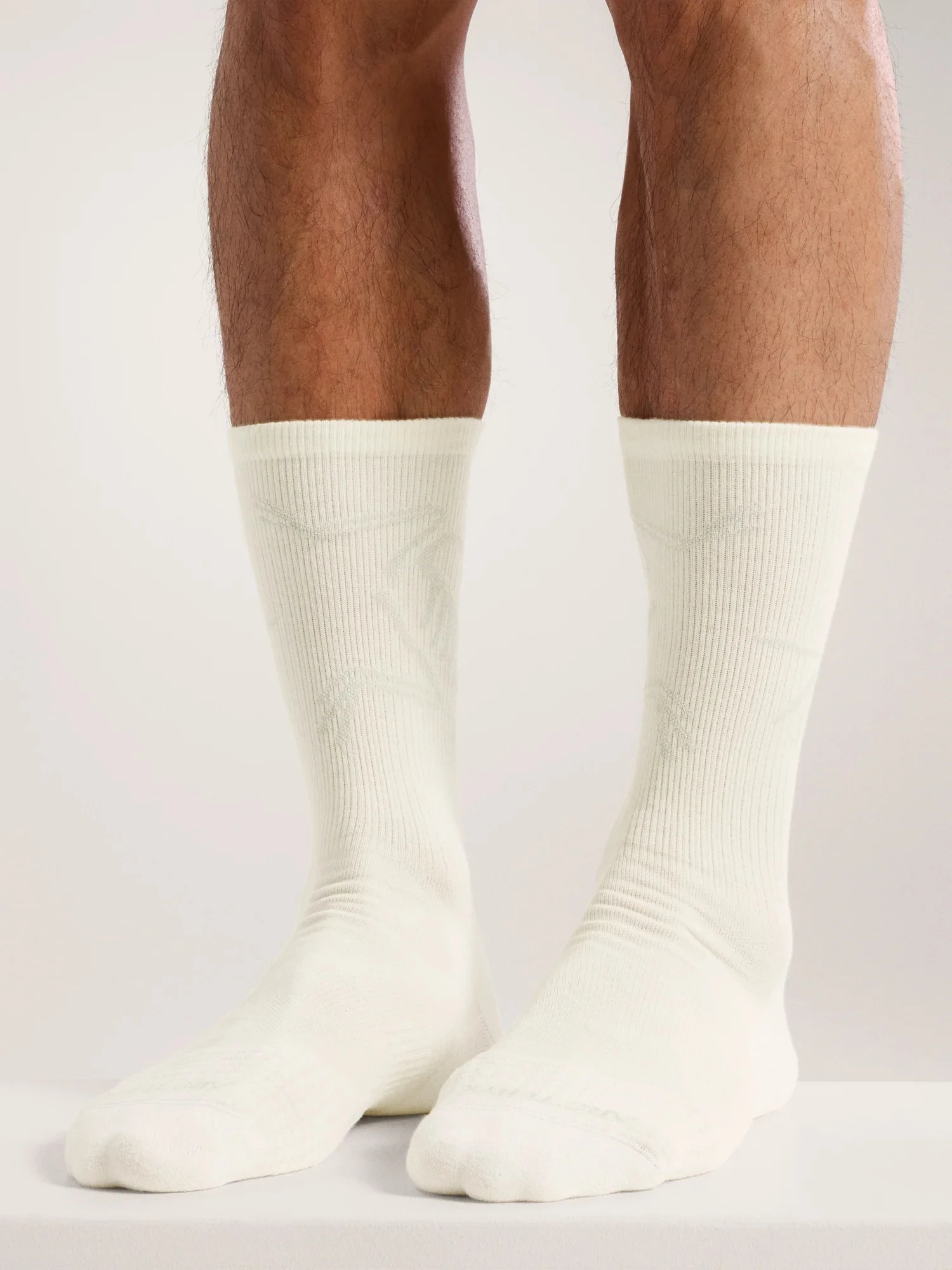 Merino Wool Mid Bird Sock 羊毛中筒襪(價格:NTD1,080) 千元襪子為什麼一直被回購?一雙襪子破千元,聽起來很瘋狂,但內行熟客都知道差別在哪!它使用美麗諾羊毛混紡材質,特色是:不容易臭、冬暖夏涼、厚薄度剛好,而且腳底有加強設計,重訓、跑步摩擦多也不容易破。很多人健身襪常常磨壞,這雙反而更耐穿。