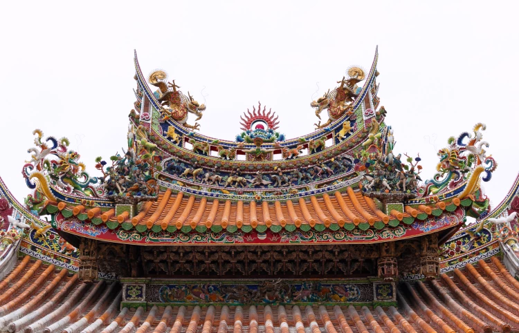 三峽清水祖師廟廟頂層層疊疊,每根脊上都有富麗堂皇的裝飾和剪黏工藝。