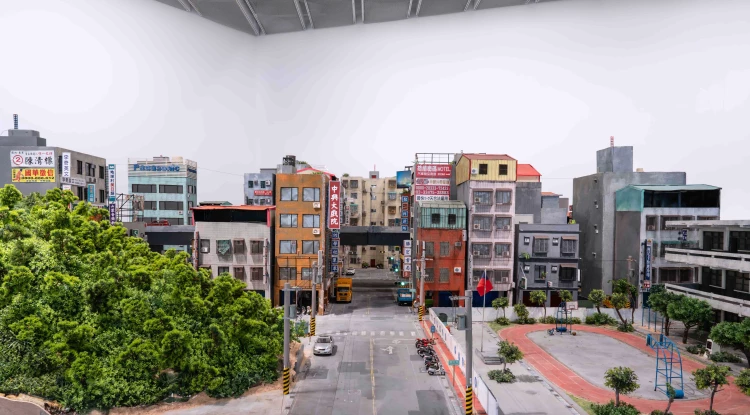  城市模型，《戰鬥之城》第一部故事的主要場景，藝術家張立人以木條、保麗龍等簡易材料搭建而成。