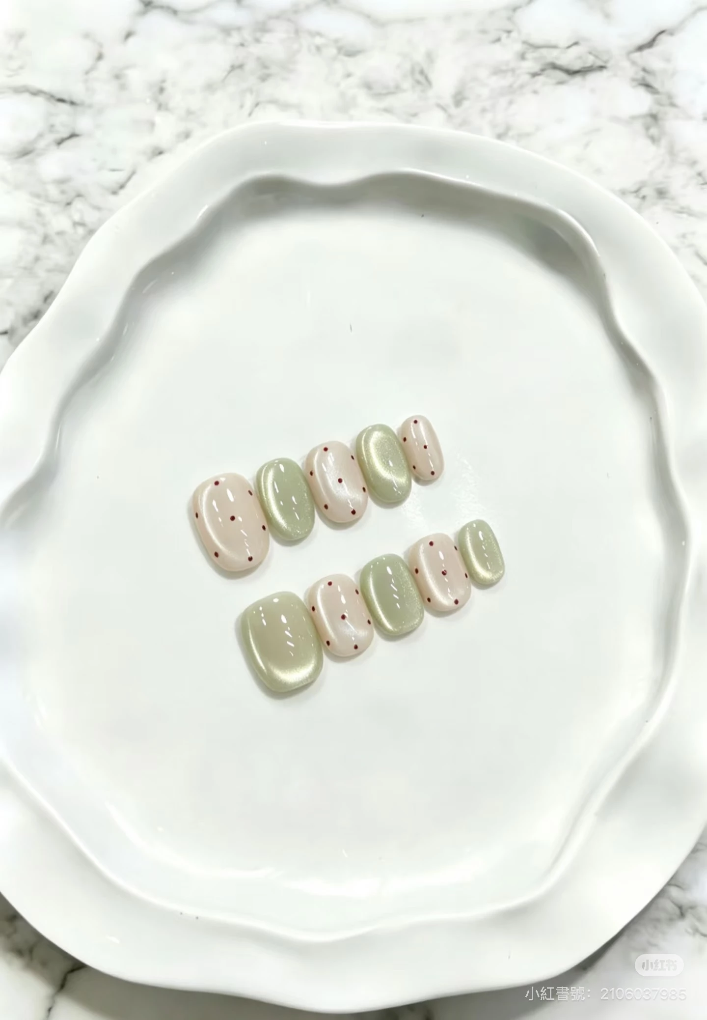 綠色玻璃珠貓眼美甲推薦9：波點跳色