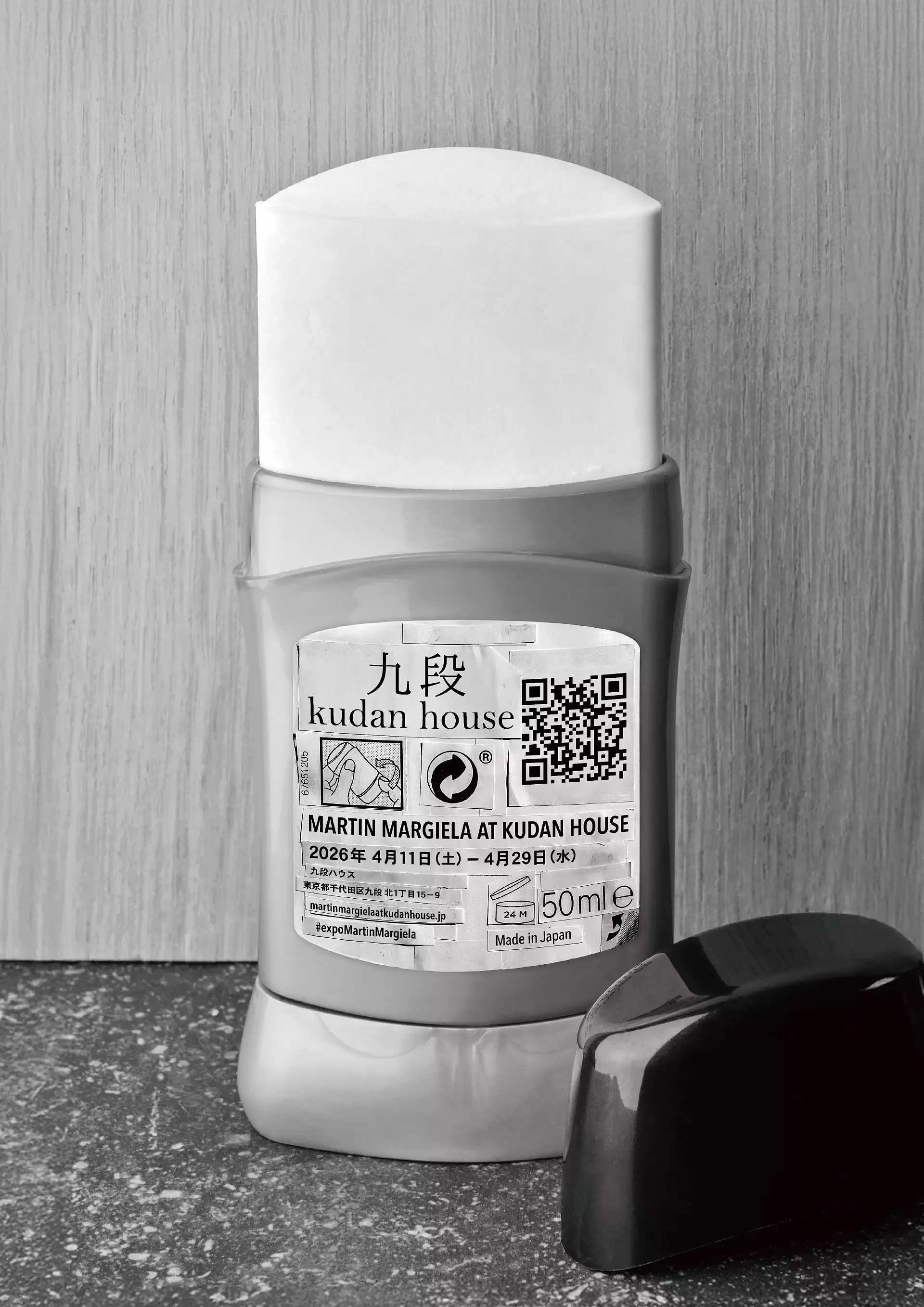 向來被稱為「隱形人」的Margiela，是全球最低調、卻也最知名的創作者。創立Maison Margiela期間，他刻意遠離鎂光燈，經常以傳真方式回應媒體，並在品牌大秀後省略設計師謝幕環節，顛覆時尚圈慣例。自2009年正式離開時尚界、全心投入藝術創作以來，Margiela持續圍繞「身體」、「痕跡」與「缺席」等主題展開探索，延續其一貫的概念思辨。《Martin Margiela at Kudan House》將於2026年4月11日至29日對外開放，門票已於官方網站發售。