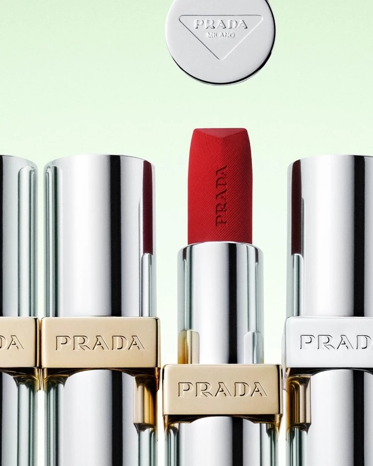 2026專櫃霧面唇膏推薦8：Prada Beauty