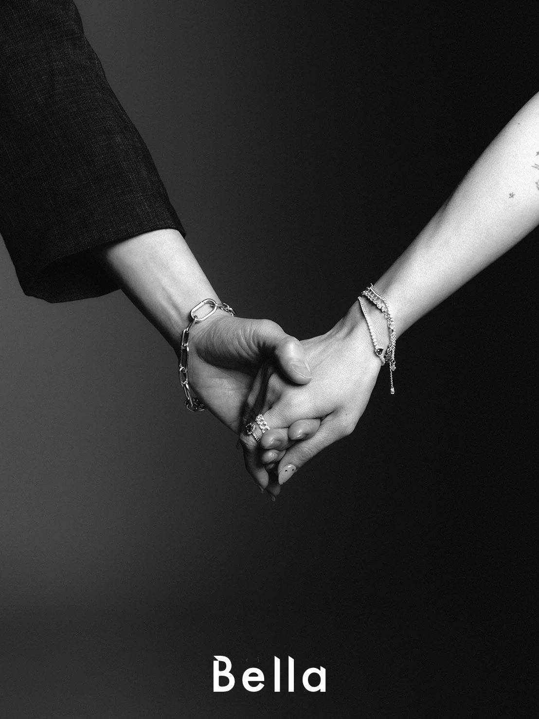 《綜藝大熱門》不只教會陳漢典與Lulu如何當一名稱職的主持人,更悄悄的在兩人之間搭起了一座橋,我們好奇節目主持了 12 年,什麼時候開始對彼此產生愛意,Lulu 平常心回答:「其實我們一開始都搭不上話,錄完影也像陌生人各自解散,經過幾年的相處後,我們發現雙方從興趣到工作歷程都太相像了,個性也很互補,慢慢的就成了無話不談的好朋友。」