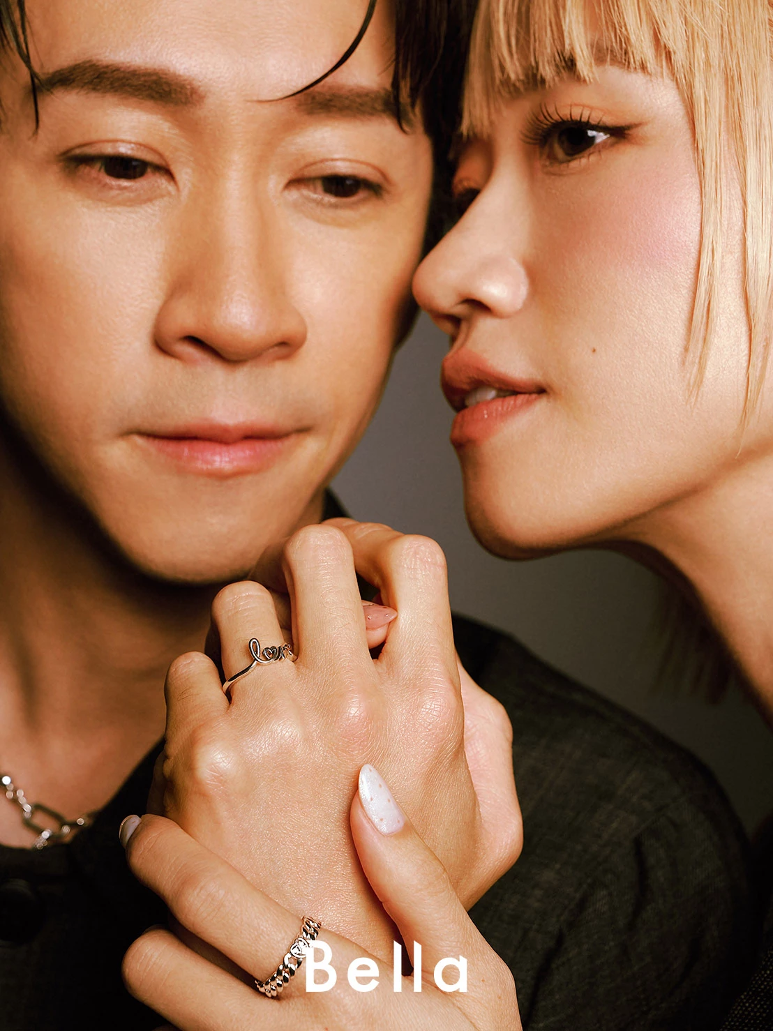 由小S與蔡康永主持的《康熙來了》,無疑是台灣電視史上最代表性的綜藝節目之一,陳漢典隨 cue 隨模仿的才能,也讓他的名字瞬間紅遍華人市場,可惜天下無不散的宴席,節目在 2016 年宣告劃下句點,也讓陳漢典陷入了前所未有的低潮,「其實我那時一直有在接不同的工作,同時也是《綜藝大熱門》的主持人,但畢竟對主持依舊不熟悉,所以大家對我的印象都還是很透明的,我甚至想過要不要乾脆轉職,但是一回頭發現後面也沒有路,畢竟我除了表演好像也沒什麼其他才能,加上太熱愛舞台了,所以我花很多時間做功課、調整,才又慢慢習慣拿起麥克風的感覺。」