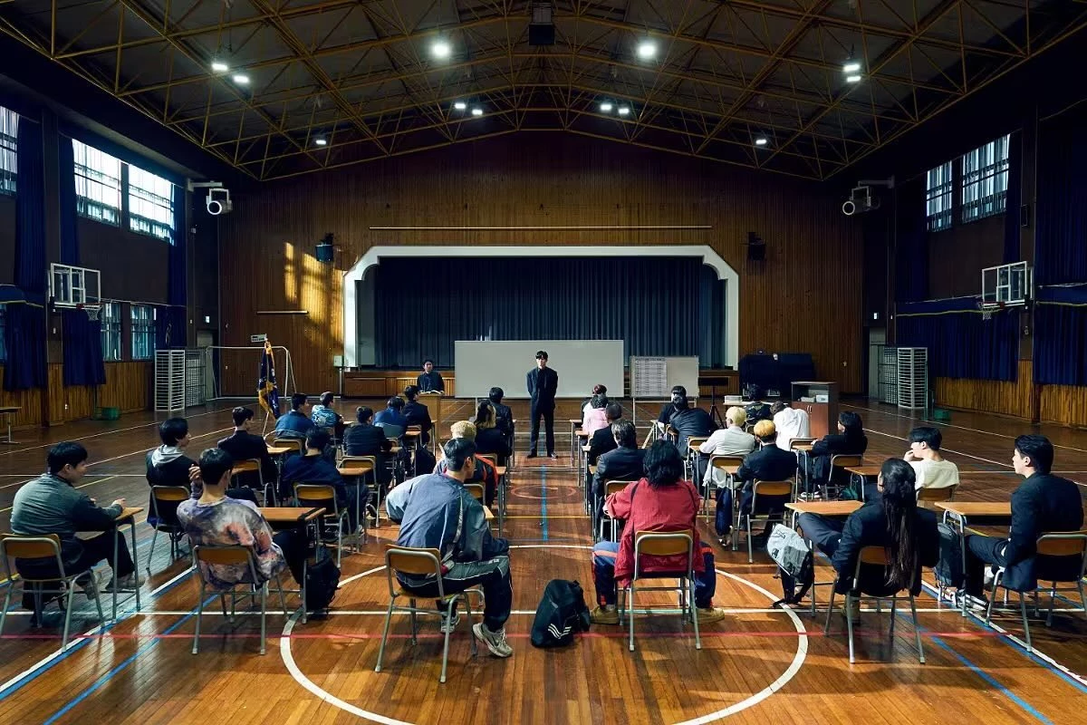 《鐵拳教育》每一集都有一個故事線，不只直踩大眾對校園霸凌與師權崩壞的情緒痛點，更上升到師生衝突、恐龍家長、網路賭博、升學壓力、藥物濫用、少年保護法的盲點...等社會問題，校園本該是傳遞義務教育資訊的地方，校方卻因為害怕被投訴、被輿論審判，而逐漸失去教育主導權。