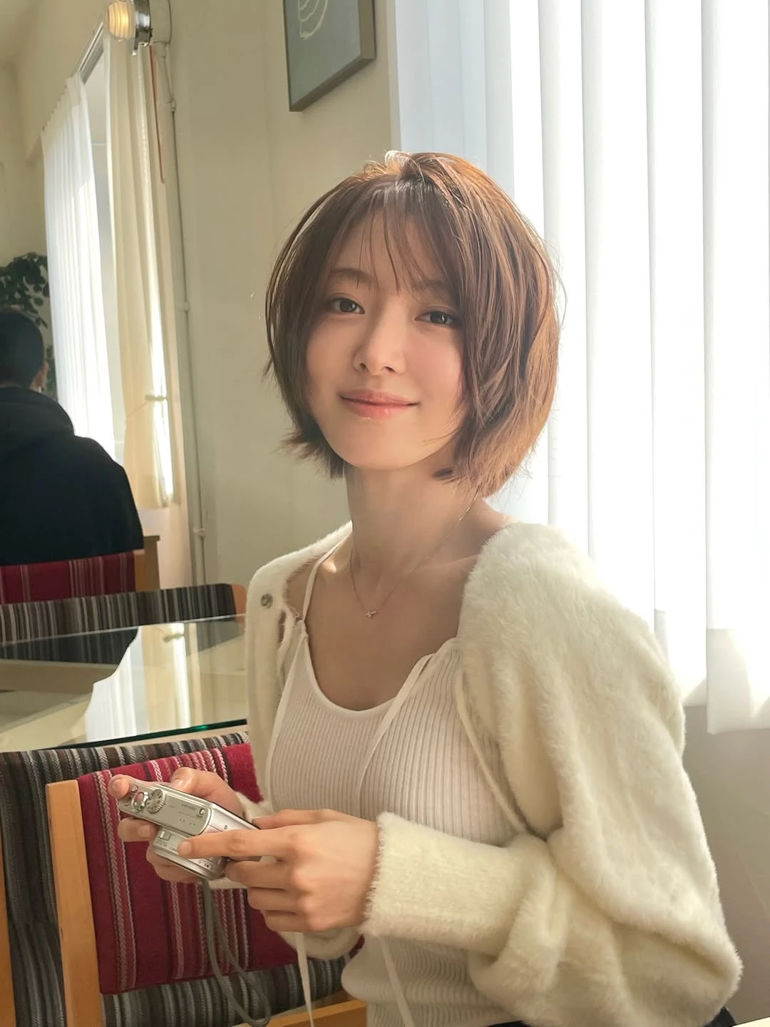 李世榮琥珀棕短髮回頭率超高