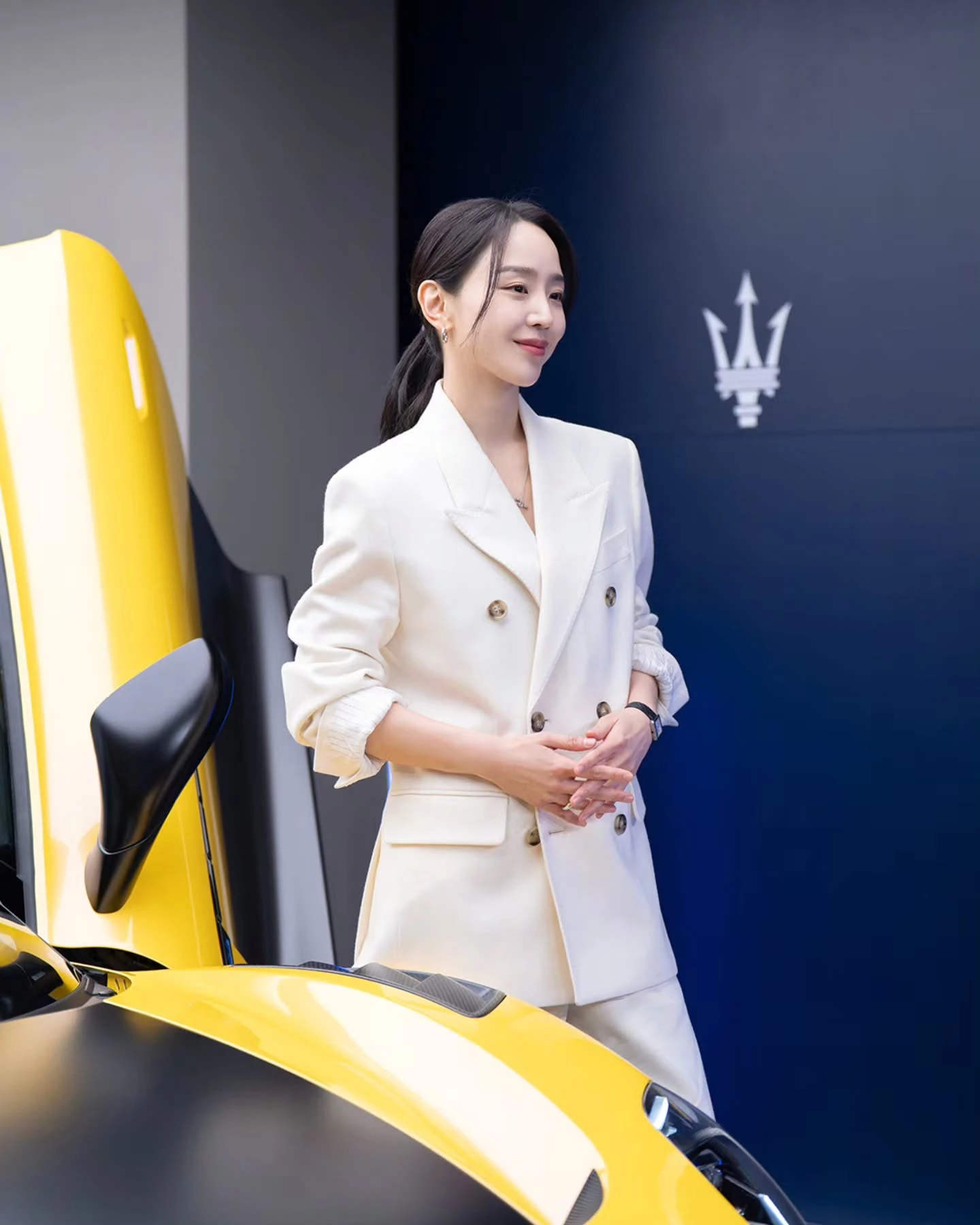 申惠善以一套白色雙排扣西裝亮相，氣場幾乎是全場最亮的一套，她沒有把西裝穿得一絲不苟，而是隨性地將袖子捲到手肘位置，瞬間中和白色西裝可能帶來的距離感。捲袖這個小技巧，則能讓整體不顯得過於制式，這正是申惠善在這套造型中展現的核心訊號：真正的氣勢，從來不是穿得多嚴肅，而是懂得什麼時候該收、什麼時候該放。