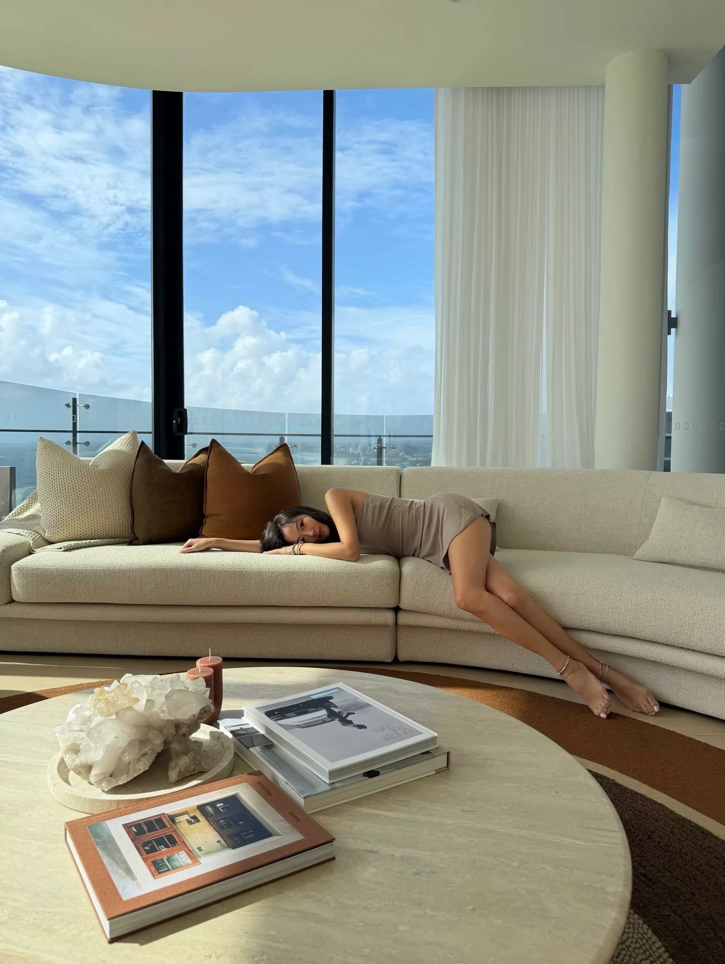 這套造型完美示範「越簡單越顯年輕」的穿搭邏輯！以一件貼身剪裁的裸色細肩帶洋裝作為主角，低飽和色調不只襯托膚色，也讓整體散發自然柔和的減齡感。裙長落在大腿中上位置，恰到好處地拉長腿部線條，搭配微貼身的輪廓，更能穿出俐落又不刻意裝嫩的高級性感。配件則以寶格麗Serpenti手環點綴，在極簡造型中加入精品珠寶的辨識度，慵懶之中又帶點率性。