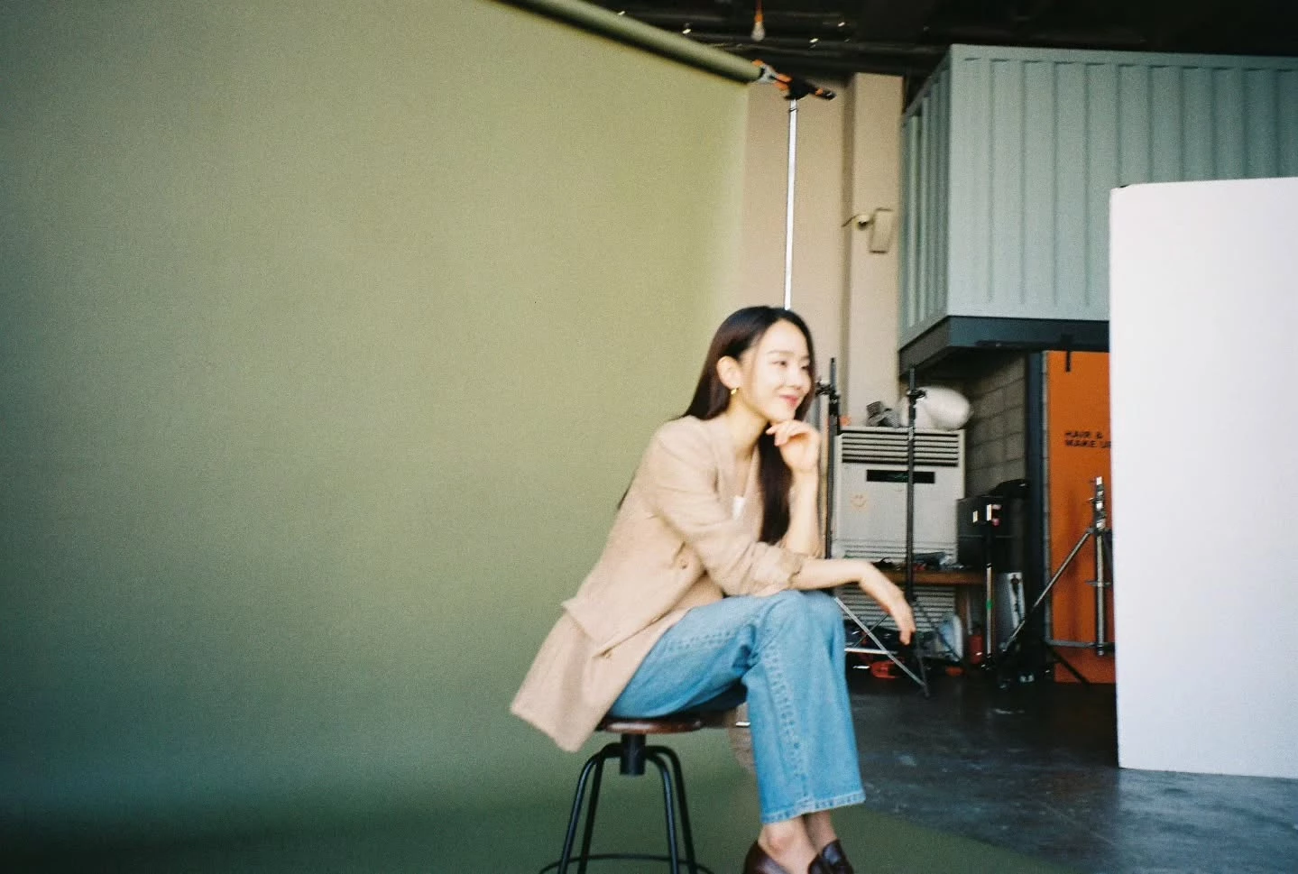 如果覺得前幾套西裝穿搭太有距離感，那麼這一套更日常、更耐看！申惠善這套 IG 私服用卡其色西裝搭配直筒牛仔褲，腳踩上樂福鞋，這正是最適合職場OL通勤、會後行程、週末開會或需要在多重身份間切換時的穿搭公式。