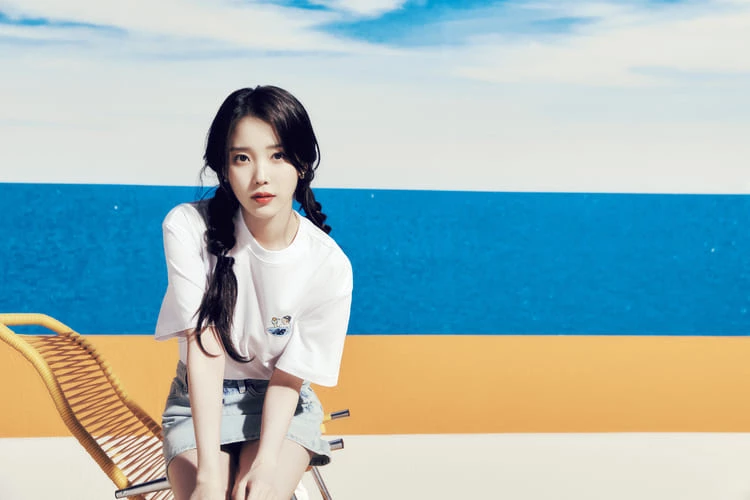 韓國「國民女神」IU 李知恩在 2021 接下 New Balance 亞太區品牌大使一職後，讓這個經典運動品牌迅速在亞洲擴散，只要她穿過的鞋款更是斷貨標準，因此 New Balance 自 2023 年特別授權韓國方，推出了「NB BOY」支線系列，以亮眼的色調結合童趣的畫風，使得服裝一推出就在韓國爆紅。