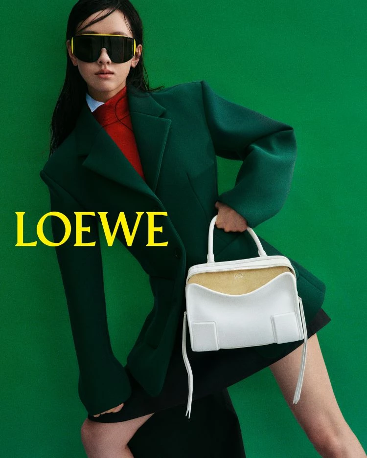 Loewe Amazona誕生於1975 年，它為當代職場女性所設計，捨棄當時流行的硬挺裝飾結構，轉而採用更柔軟、貼近日常節奏的輪廓，這個選擇在當年其實相當前衛。時至今日，在2026春夏系列中，創意總監Jack McCollough與Lazaro Hernandez重新梳理這個經典，推出全新Amazona 180。
