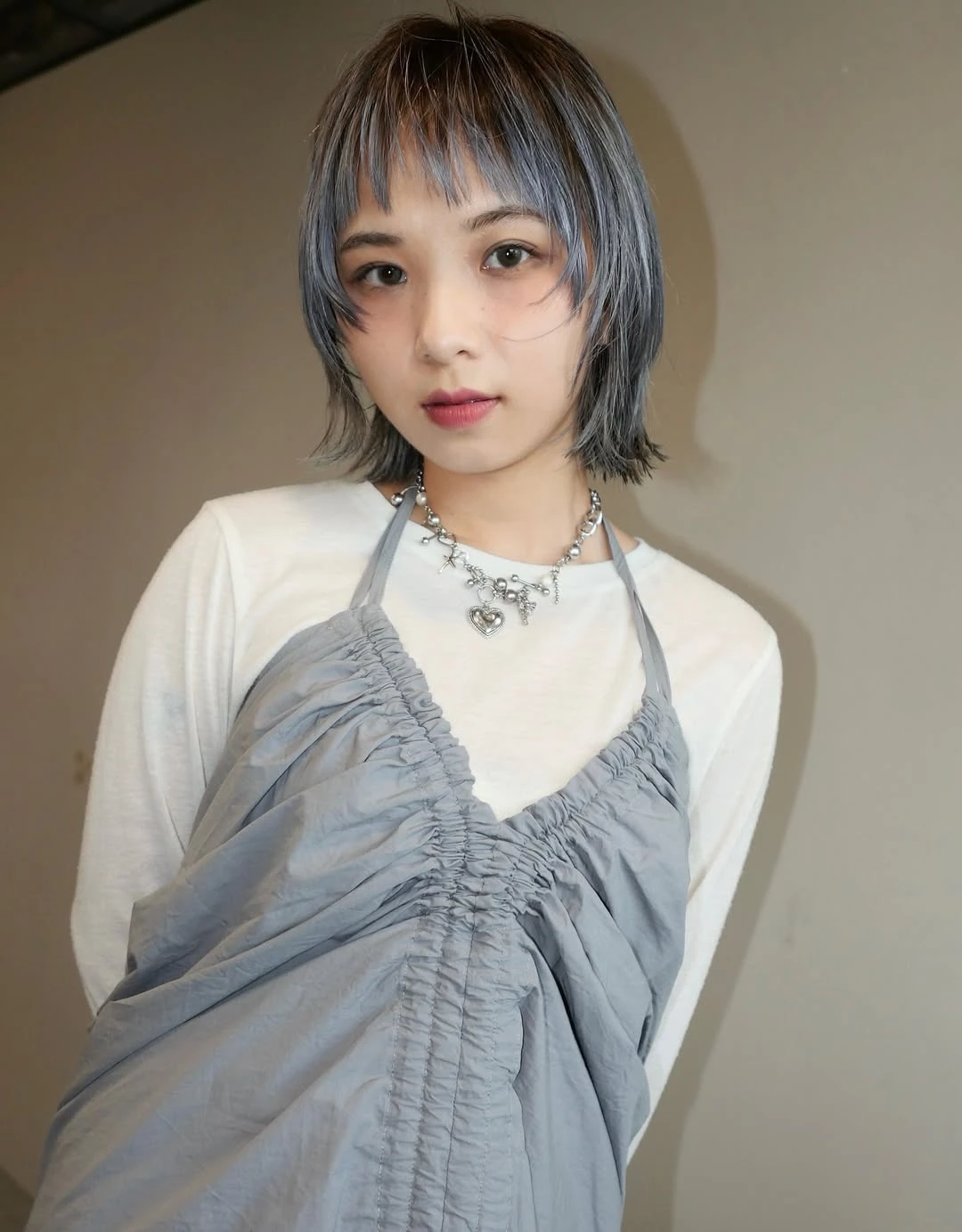 灰色頭髮造型推薦7：魚尾剪裙襬染