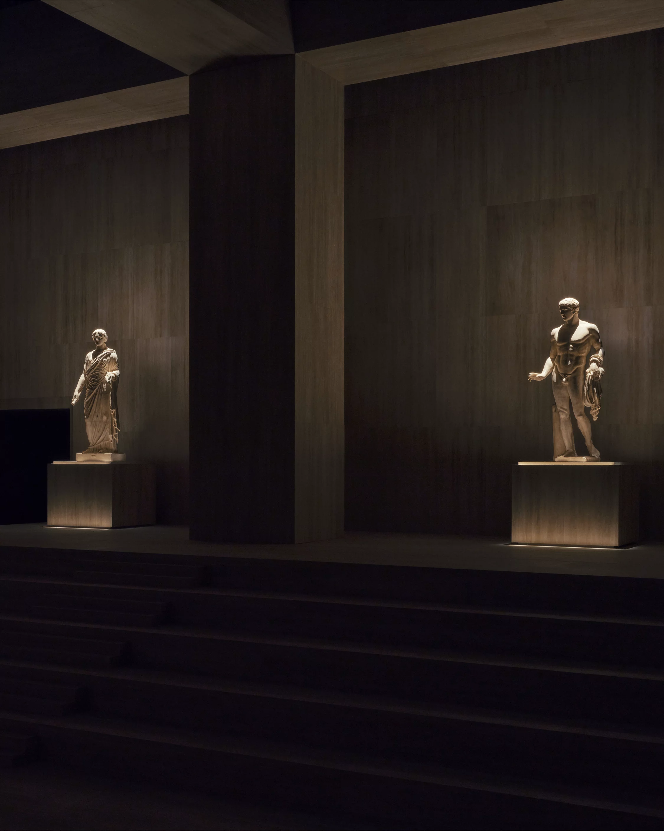 走進秀場,從感覺是冷靜,到感受到刻意收斂後的純粹。Demna把空間做得像博物館,雕像靜靜矗立,比例、肌肉線條與人體美學成為背景語言。這種古典符號很聰明,它讓品牌重新扣回義大利根源,這種對比令人著迷:雕塑象徵理想人體,而伸展到極致的貼身服裝,則是當代慾望的直接呈現。