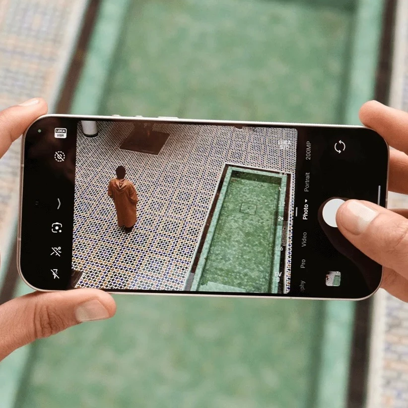 主鏡頭搭載 1 英吋感測器並採用 LOFIC（超高動態）技術，顯著拓展了影像的動態範圍。此外還配備了一個搭載 2 億像素感測器的潛望式長焦鏡頭，其緊湊的光學結構靈感源自經典變焦鏡頭設計，實現了 75 至 100mm 的光學變焦範圍，並支援自動對焦與光學防手震功能ㄡ