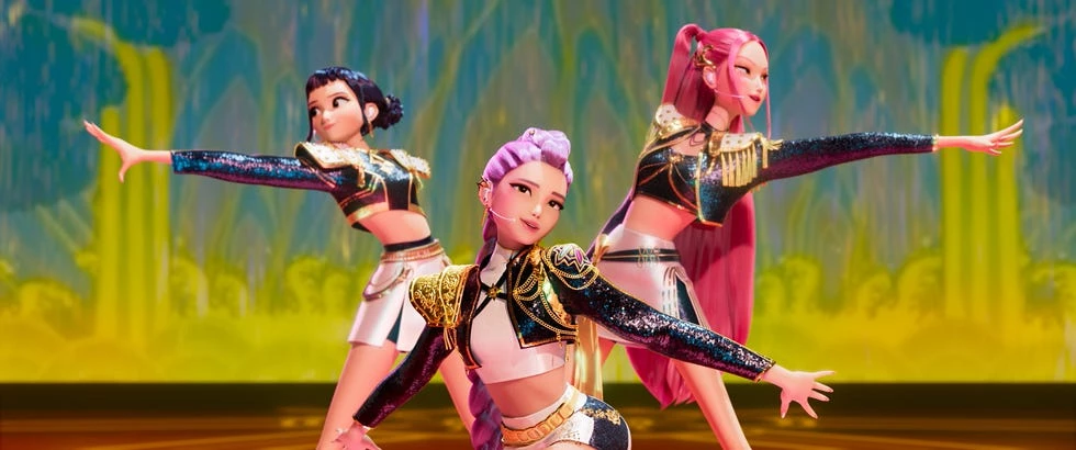 去年紅遍全球的 Netflix 原創動畫電影《K-pop 獵魔女團》，巧妙將 K-pop 偶像文化與奇幻獵魔故事融合，加上畫風、角色設定、劇情、音樂到配音都在水準之上，因此開播之後話題不斷，不只電影歌曲攻佔全球榜單，電影更以 4.8 億的觀看次數成為 Netflix 史上最受歡迎電影，也讓 Netflix 加緊腳步開始製作續作。