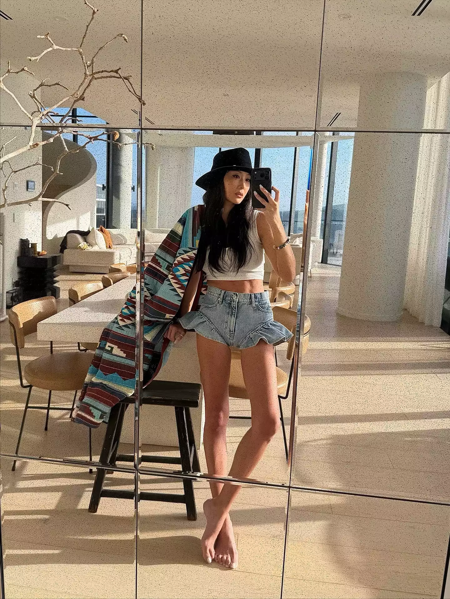 孫芸芸選擇短版白背心作為上身主角，透過適度露出腰線，瞬間拉高比例，同時也讓整體更顯輕盈、有活力。下身搭配高腰牛仔短褲，不只修飾腿部線條，也讓整體比例更加俐落，營造出健康又自然的減齡效果。一頂牛仔帽直接替整體加入個性態度，讓簡單的基本款穿搭瞬間變得有記憶點，是非常值得複製的夏季穿搭範本。