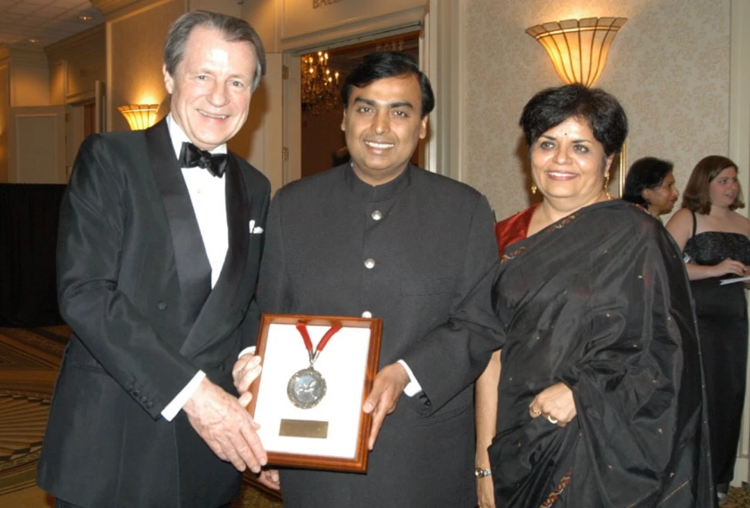 這次榜單冠軍仍由印度信實工業（Reliance Industries）掌門人 Mukesh Ambani 所屬的安巴尼家族拿下，家族財富高達 897 億美元（約 2.66 兆台幣），穩居亞洲最富有家族第一名。安巴尼家族之所以能長年霸榜，關鍵在於其商業版圖極為龐大，橫跨石化與煉油、電信、零售、數位服務與金融業務，加上近年又持續加碼新經濟與基礎設施布局，使家族財富在傳統能源與新科技之間持續增長。