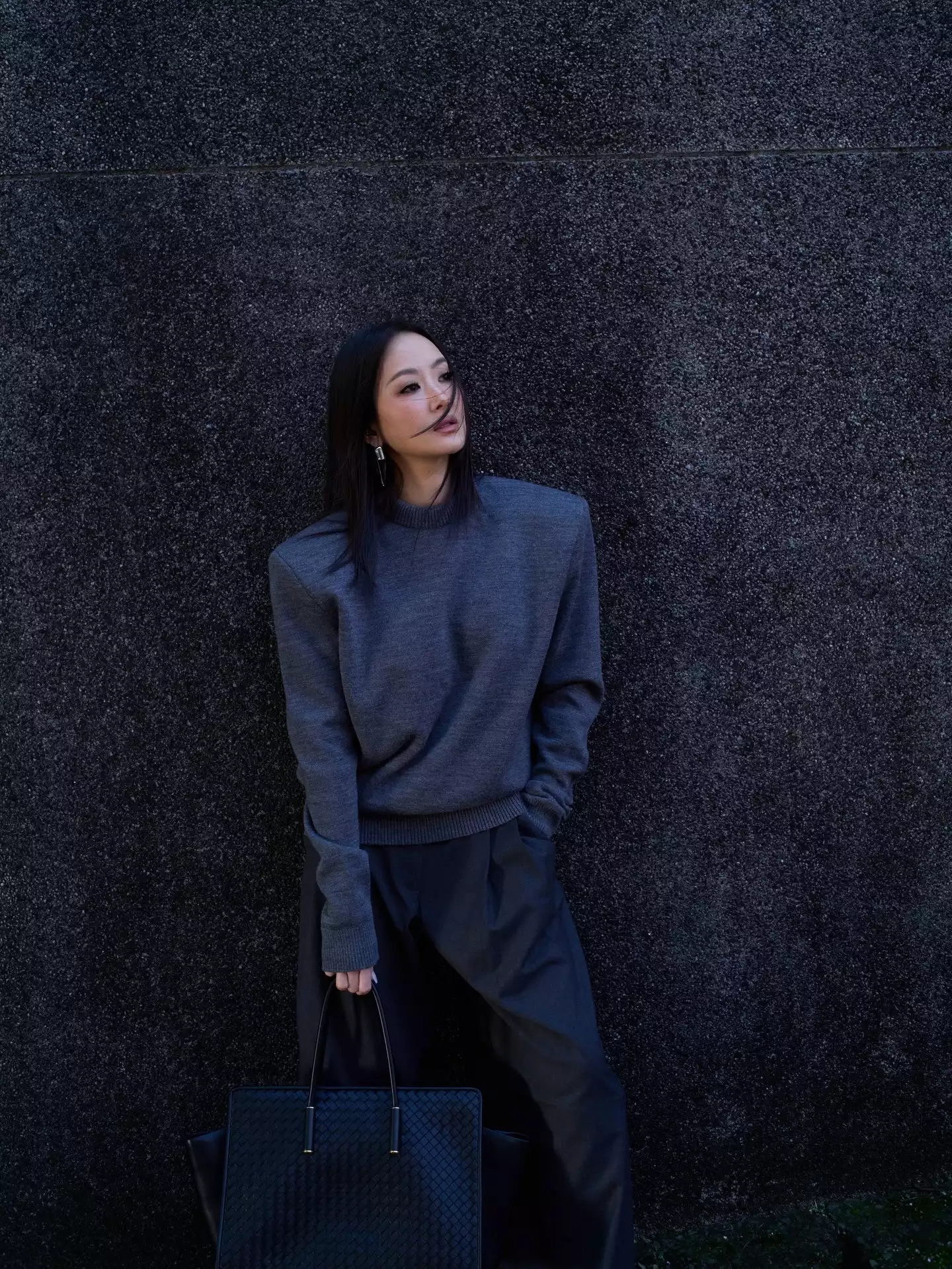 這套造型關鍵在於「輪廓感」，也是近年最關鍵的減齡技巧之一！孫芸芸選擇來自Bottega Veneta的寬肩上衣，利用俐落墊肩設計打造直角肩線條，瞬間讓整體氣場變得年輕又有精神。下身搭配同樣寬鬆剪裁的西裝褲，透過「上寬＋下寬」的比例，營造出現在最流行的鬆弛感穿搭，同時也修飾身形、讓比例更顯修長。配件則選擇Bottega Veneta經典編織工藝的Barbara大包，大容量與低調皮革質感兼具。