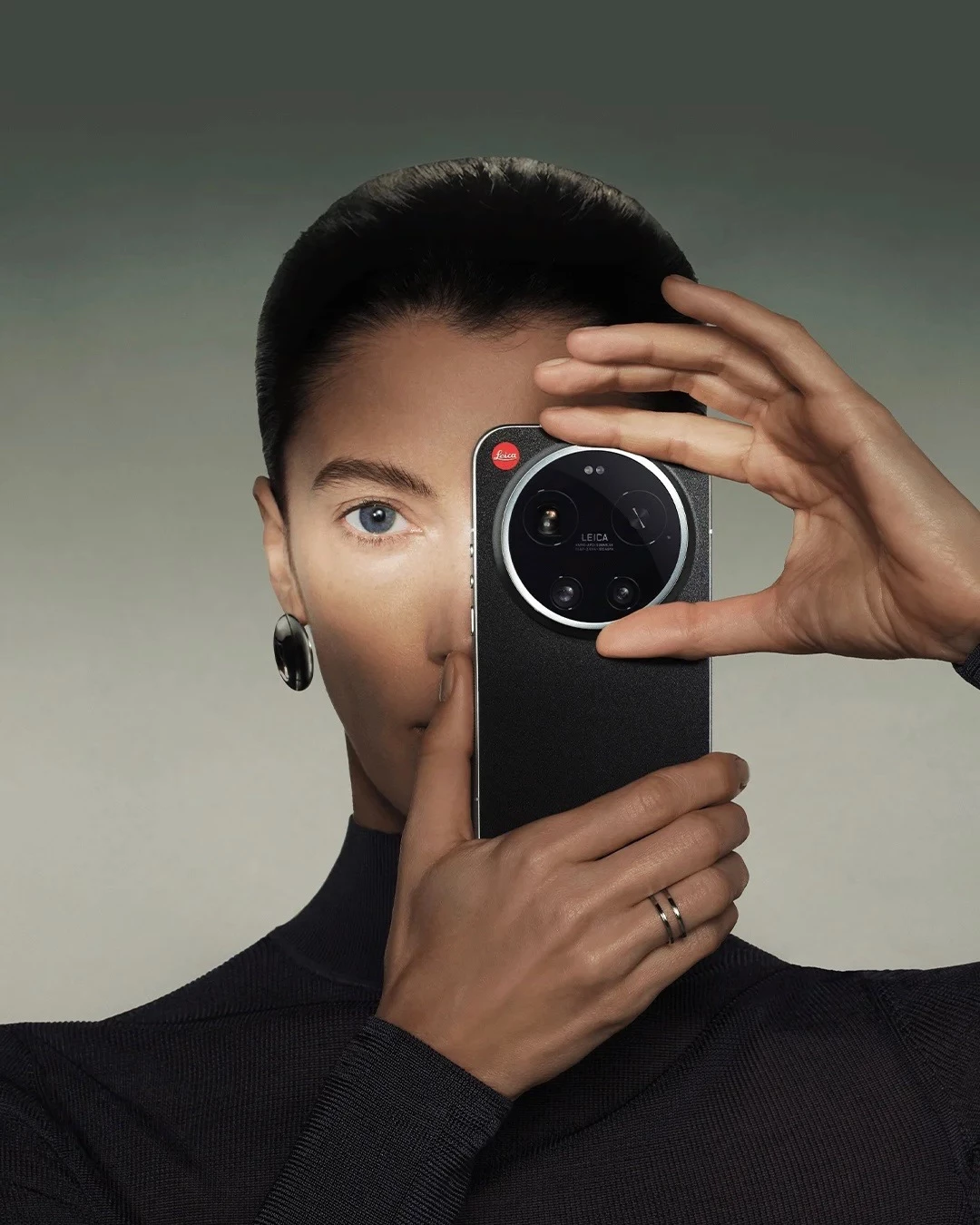 如果說徠卡為這款手機注入了深厚的光學設計、色彩校準與影像美學積澱，小米則以強大的行動平台作為技術支撐，保障了高計算性能與高效的影像處理流程，透過這次兩大品牌的協同配合，最終成像在自然的色彩還原、影調層次與視覺一致性方面均實現了高水準表現。