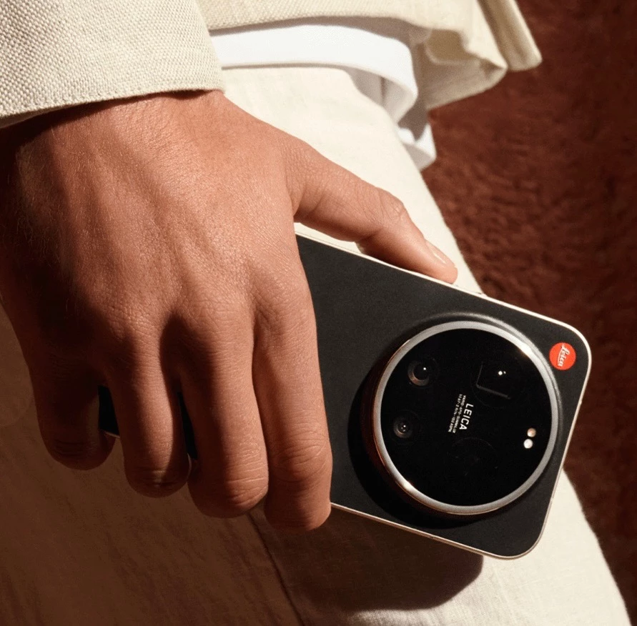 沒想到近日他們又再次投下一枚震撼彈：正式推出品牌第一款國際版智慧型手機：徠卡 Leitzphone powered by Xiaomi！秉承徠卡一貫的設計理念，將深厚的攝影專業積澱與對影像本質的深刻理解全面融入智慧手機攝影體驗之中。