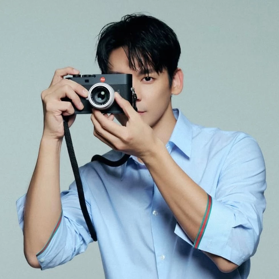 徠卡自 1869 年在德國創立以來，便引領著人類觀察與記錄世界的方式長達一個多世紀，清晰、精準，以及對拍攝瞬間的尊重，構成了徠卡攝影哲學的核心。