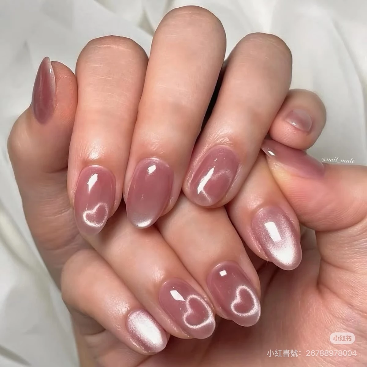 愛心光療美甲推薦3：透粉玻璃珠