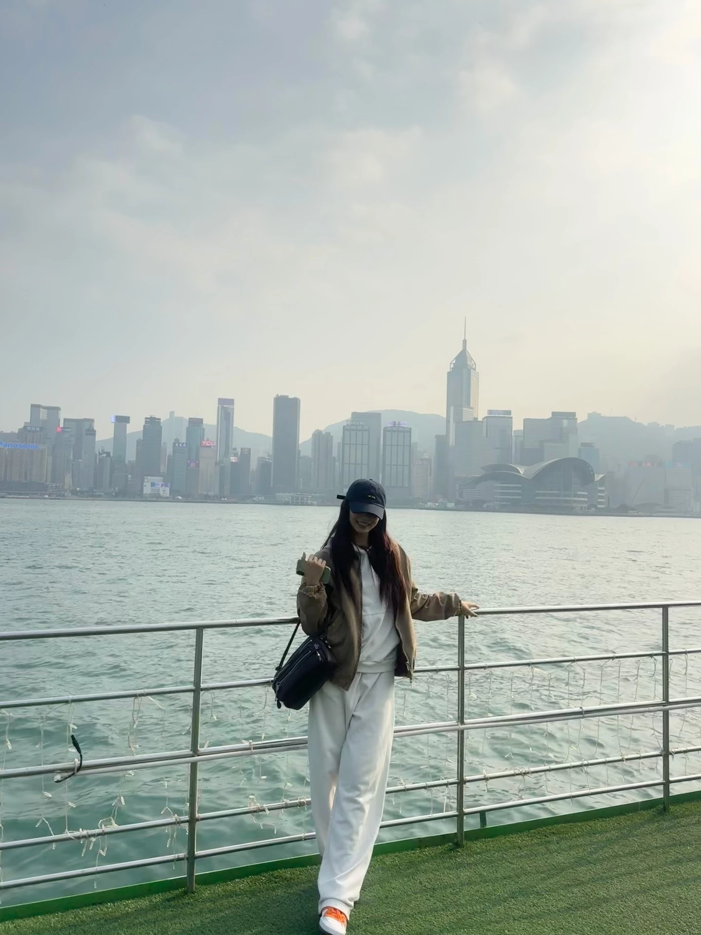 周子瑜最近分享的一系列香港私服照,搭配上白色帽T穿搭,同色系棉褲作為下半身的重點,再外罩一件偏挺版型的工裝外套,讓整體穿搭的層次感更上一層樓!