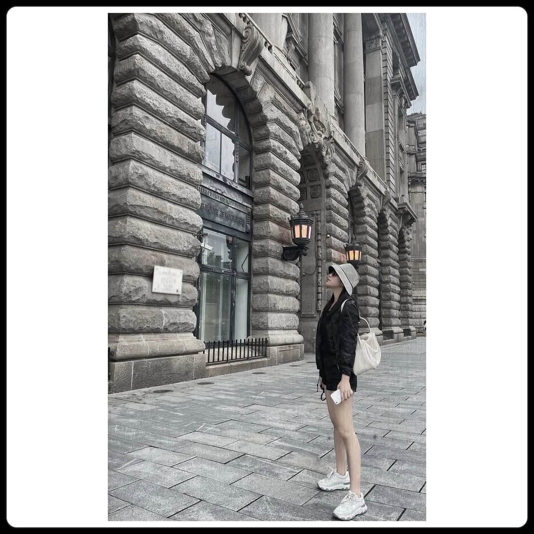 大家在思考深色造型時，最容易忽略的一件事其實是「重量感」。顏色一旦全部壓在黑色或深色系，整體看起來就容易變得沉。陳妍希這套私服穿搭其實很聰明，她選擇以黑色外套作為主體，但透過淺色配件去平衡整體視覺。