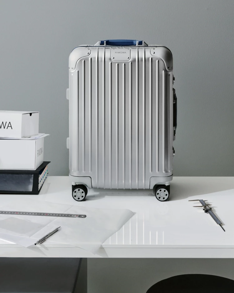 Rimowa之所以能成為全球精品行李箱代表，關鍵在於三個特色：首先，高辨識鋁鎂合金坑紋設計一眼就能辨認的經典外型。再加上，德國工藝與耐用度：鋁鎂合金與聚碳酸酯結構兼顧強度與輕量。最後一點就是，從明星街拍到機場穿搭，都能看到Rimowa的身影，是高性能與高質感的代名詞。