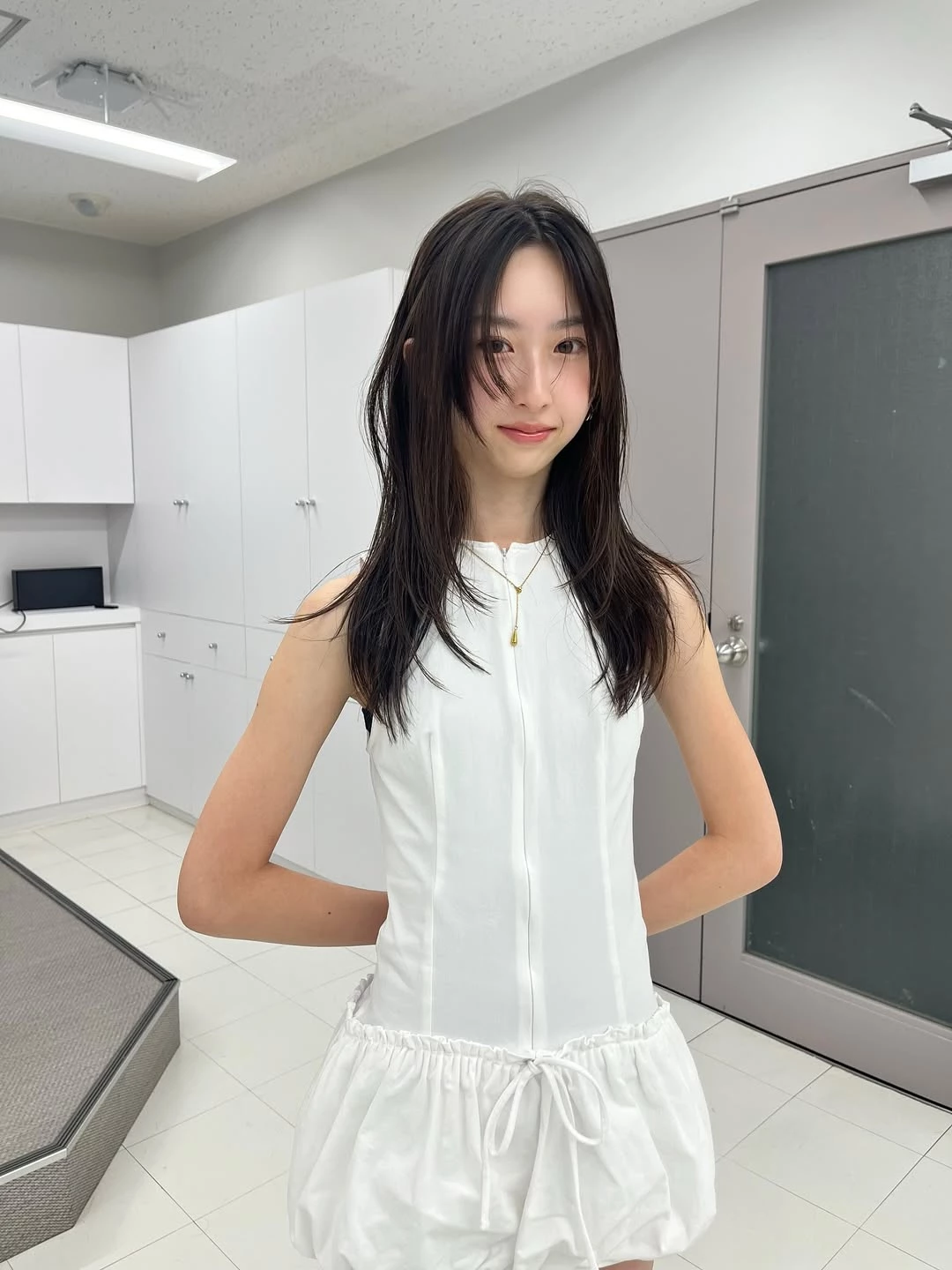 減齡黑直髮髮型推薦2：中分小顏剪長髮