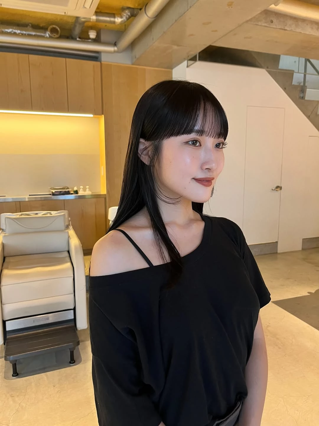減齡黑直髮髮型推薦3：漫畫感齊瀏海長髮