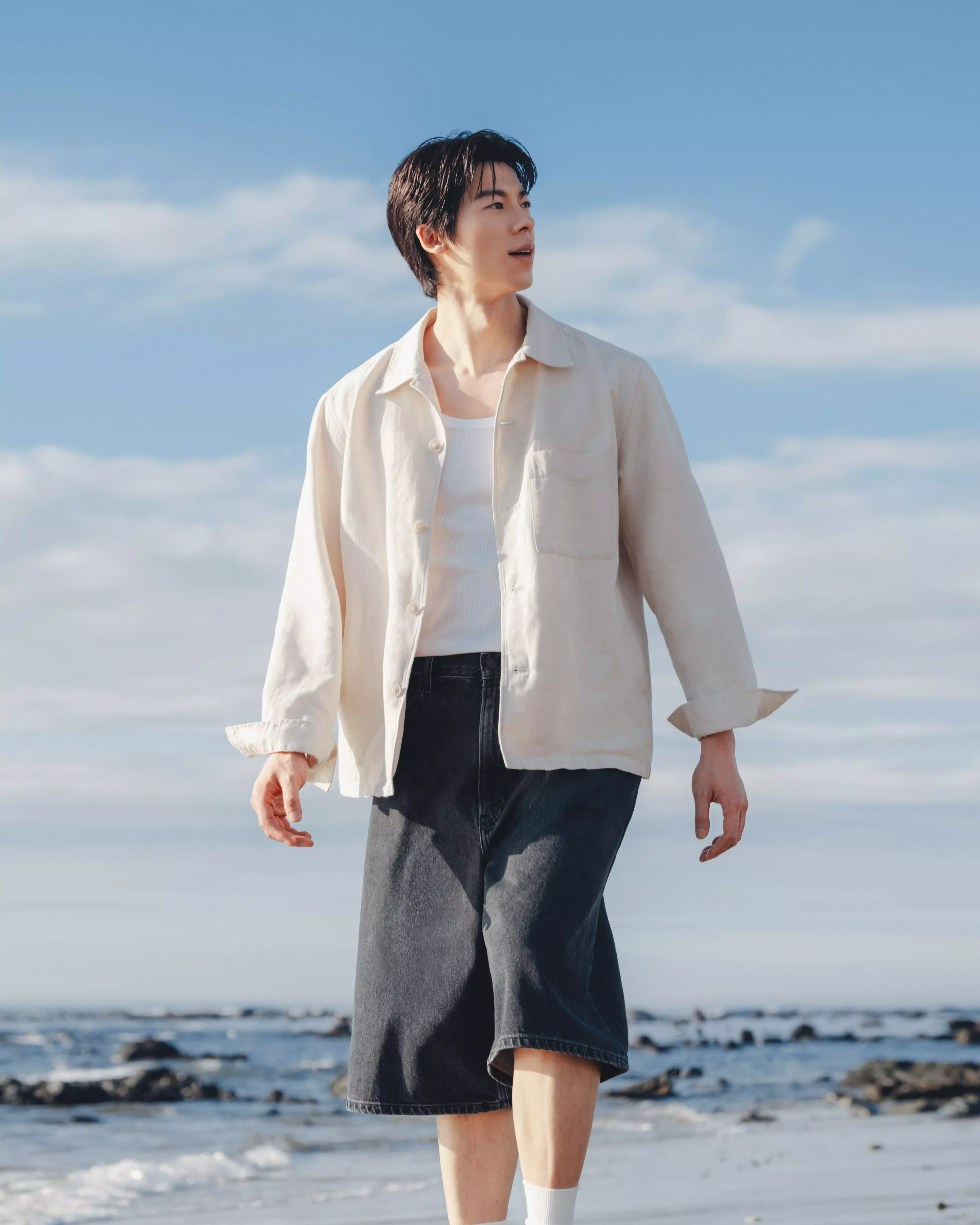 許光漢自從去年加入Uniqlo品牌大使的行列,迅速引發市場關注,本週最新夏季廣告同步曝光,他一口氣演繹三套2026夏日穿搭,其中最受討論的造型,來自與 JW Anderson(曾任 Dior 設計師)合作系列,以「Polo衫疊穿」為主軸,運用白色與海軍藍配色,搭配寬版牛仔褲,展現簡約卻不單調的層次感。另一大亮點則是膝下長度的Jorts牛仔褲,搭配雙色T恤,清爽又不失造型感,精準抓住年輕消費者目光,也被視為帶動銷售動能的重要關鍵。