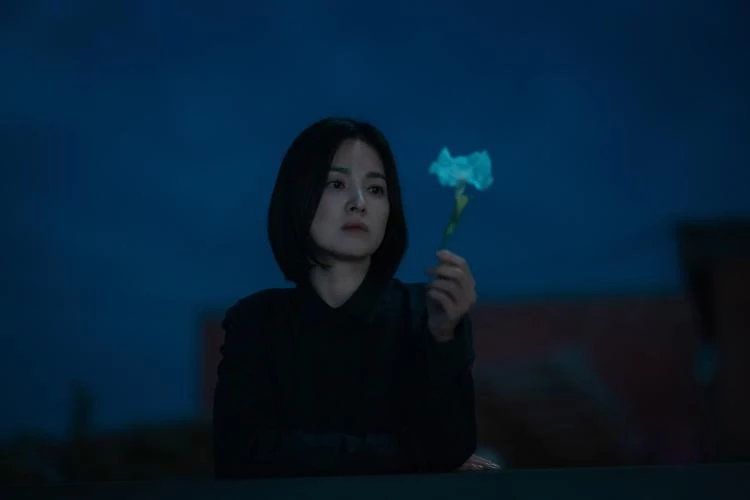 榜單中的第二名,則由今年 43 歲的「不老女神」宋慧喬以 2.6% 的佔比拿下,她在 1996 年以《初戀》出道,便以甜美五官加上清新氣質引起關注,之後不論是《順風婦產科》、《藍色生死戀》、《浪漫滿屋》、《太陽的後裔》,再到近年的《黑暗榮耀》、《黑祭司 2:闇黑修女》,可以說幾乎每隔一段時間都能以全新突破帶來紅遍全球的作品。