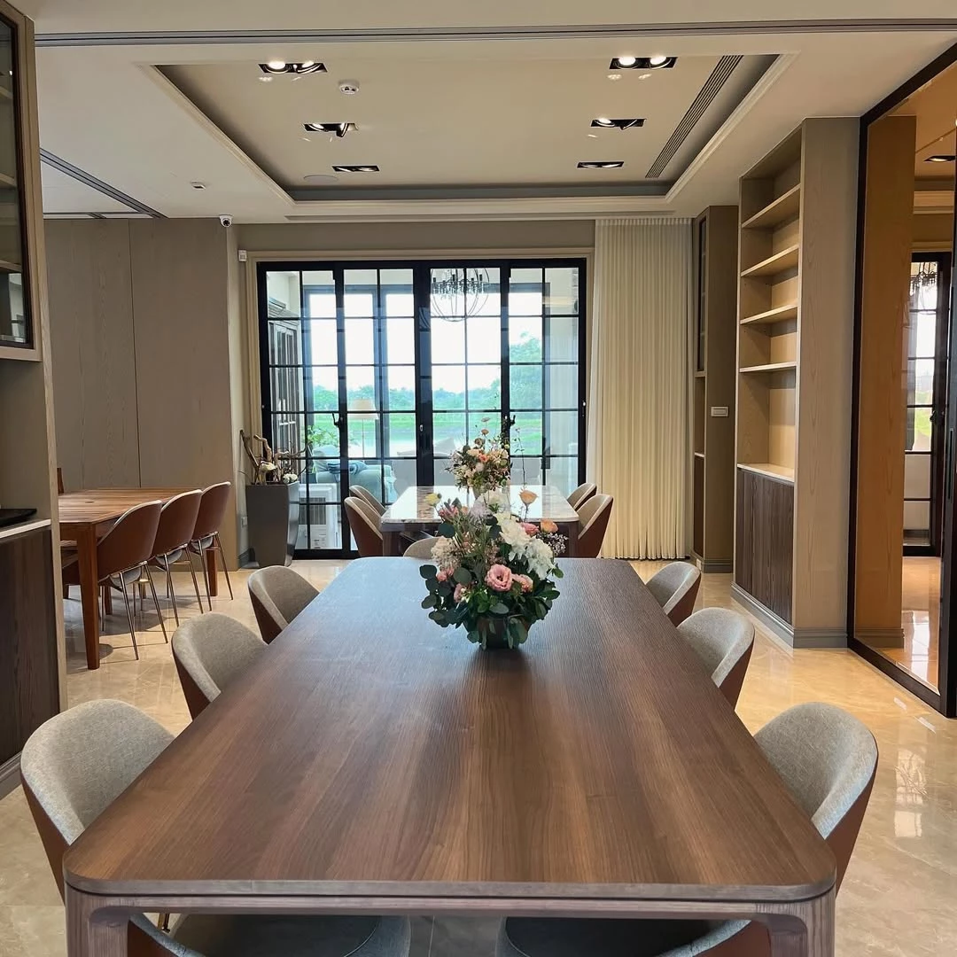 走進Yii GARDEN Cafe，你其實踏入的是一段生活美學的轉化。原本這棟歐式風格的獨立建築是屋主私人接待朋友的招待所，沒有對外營業。後來，他思考把這片環境與空間分享給更多人欣賞，於是決定把一樓的公共區域整理成咖啡廳，並選擇在週五到週一時段開放給客人。