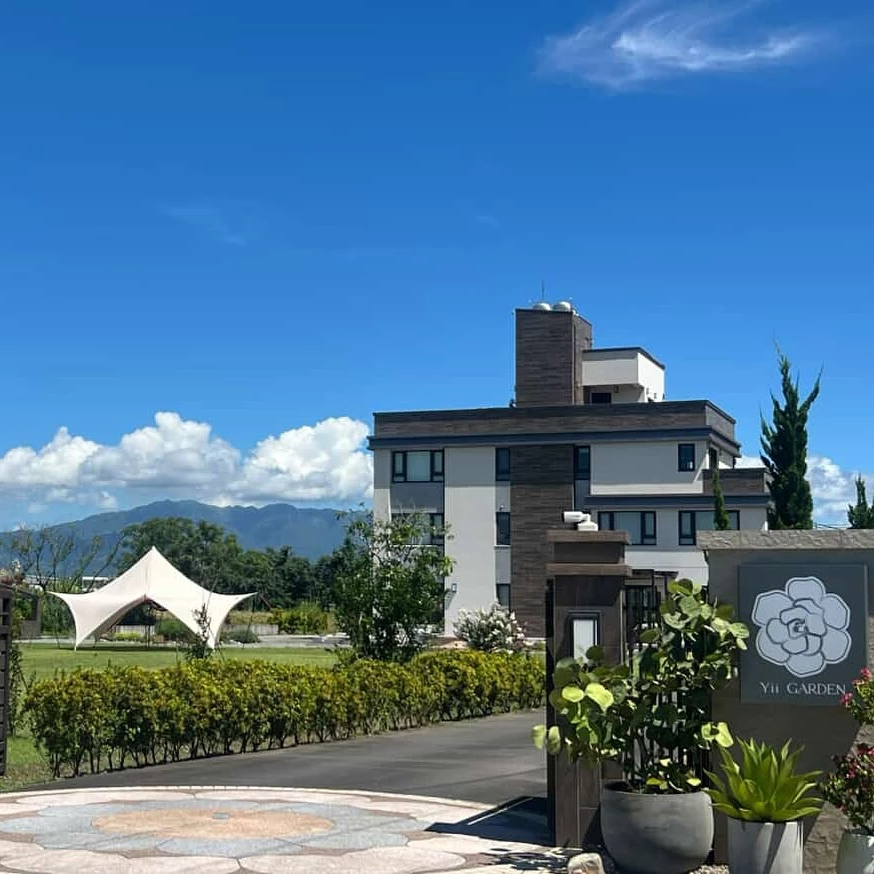 走進Yii GARDEN Cafe，你其實踏入的是一段生活美學的轉化。原本這棟歐式風格的獨立建築是屋主私人接待朋友的招待所，沒有對外營業。後來，他思考把這片環境與空間分享給更多人欣賞，於是決定把一樓的公共區域整理成咖啡廳，並選擇在週五到週一時段開放給客人。