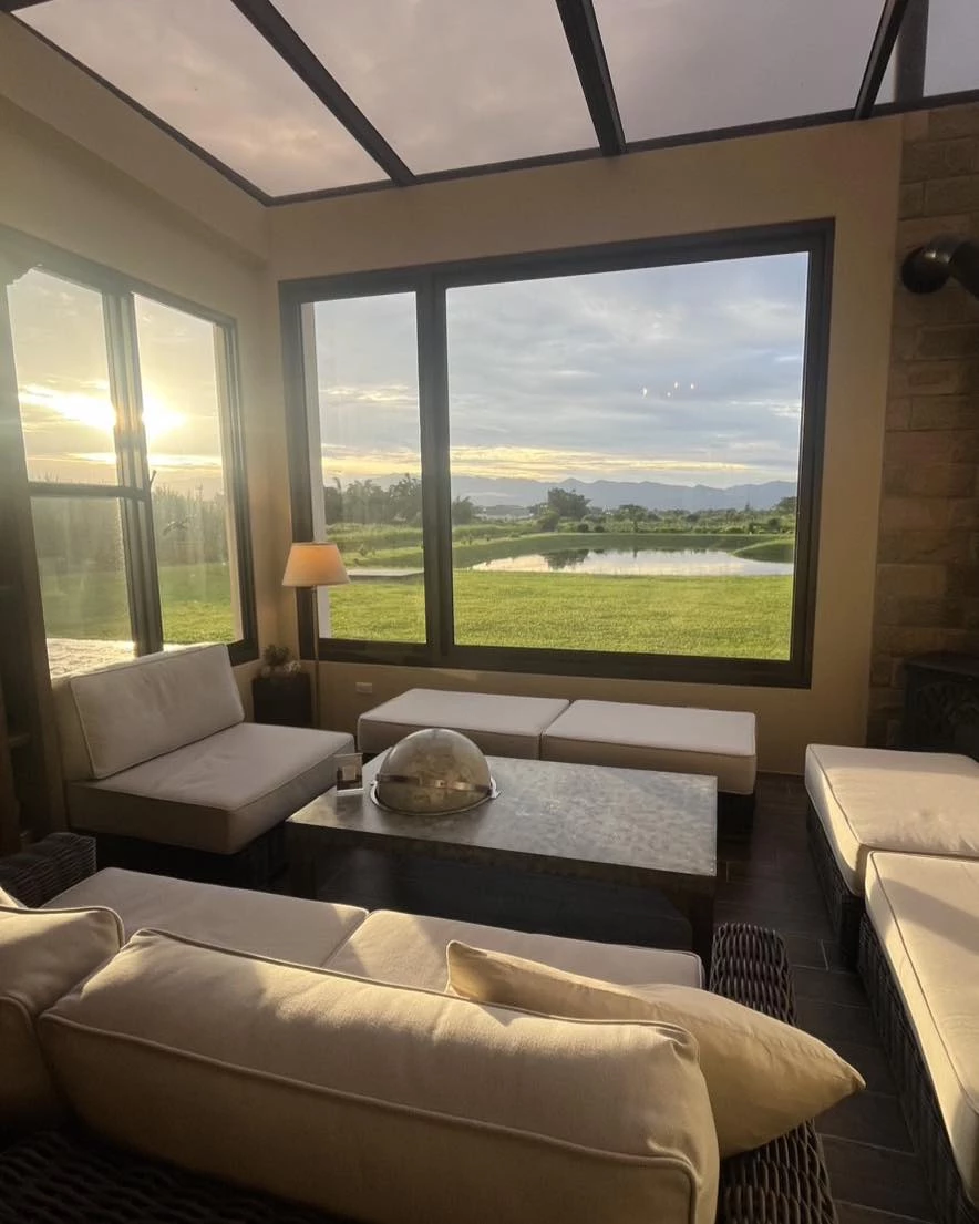 從外觀看，這棟建築保留了原有的獨棟結構，坐落在一大片草地與開闊的田野之間。屋前的草坪與開闊的湖景視野讓人第一眼就覺得心情放鬆。店內設計不繁複，但透過大片窗景與柔和的自然光，把外頭的綠意帶進室內，讓人喝咖啡的同時也能感受到季節的變化。