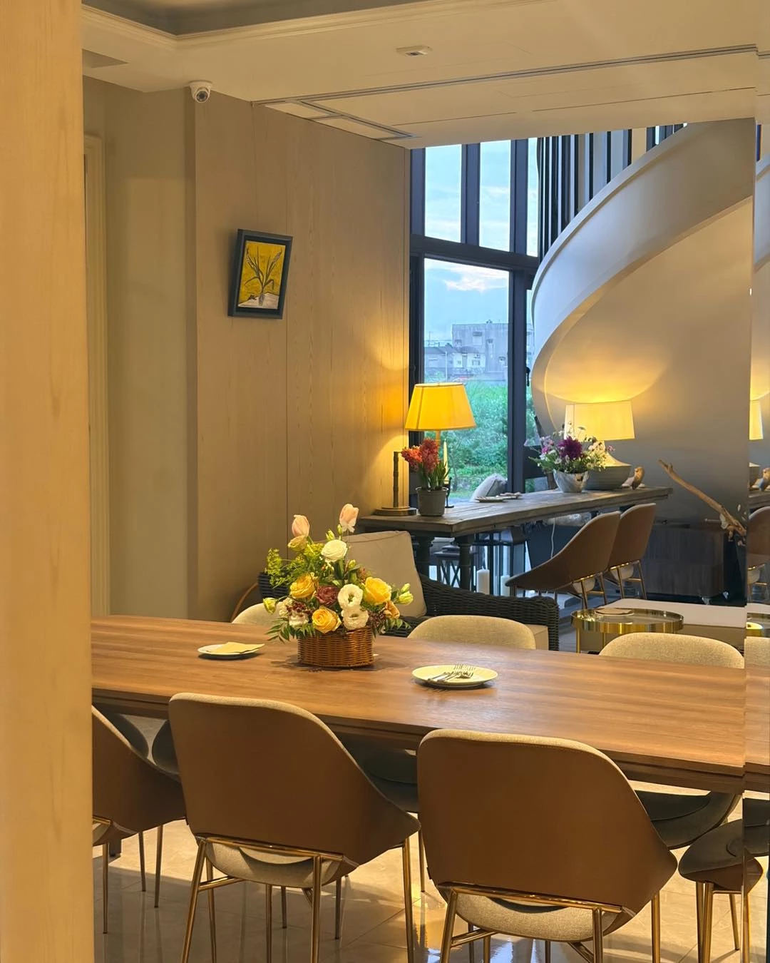 從外觀看，這棟建築保留了原有的獨棟結構，坐落在一大片草地與開闊的田野之間。屋前的草坪與開闊的湖景視野讓人第一眼就覺得心情放鬆。店內設計不繁複，但透過大片窗景與柔和的自然光，把外頭的綠意帶進室內，讓人喝咖啡的同時也能感受到季節的變化。