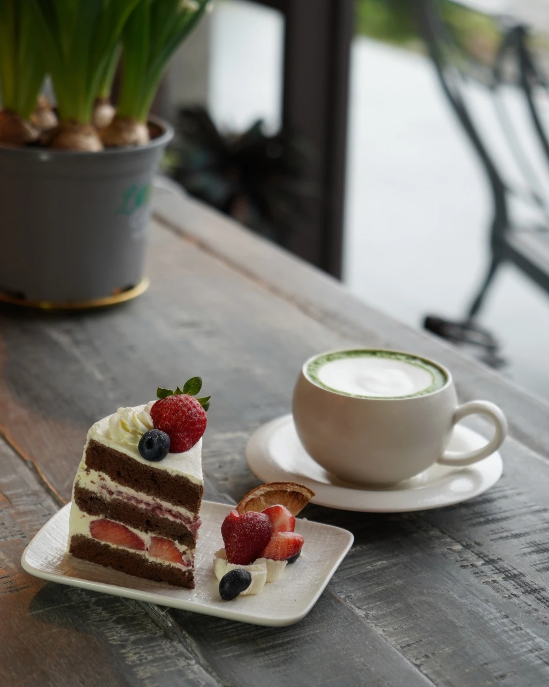 呼應現代人對「體驗」的重視，在這裡每一口咖啡、每一次的遠望都像是在跟周遭景色對話。餐點的部分提供的不是高規格套餐，但是下午茶該有的飲品與蛋糕、輕食等選擇也相當多樣化。空間本身的吸引力，反而讓人願意慢下來聊天、看書或只是凝望戶外的風景，這種放慢生活節奏的感覺本身，就是來到這裡最值得的體驗。